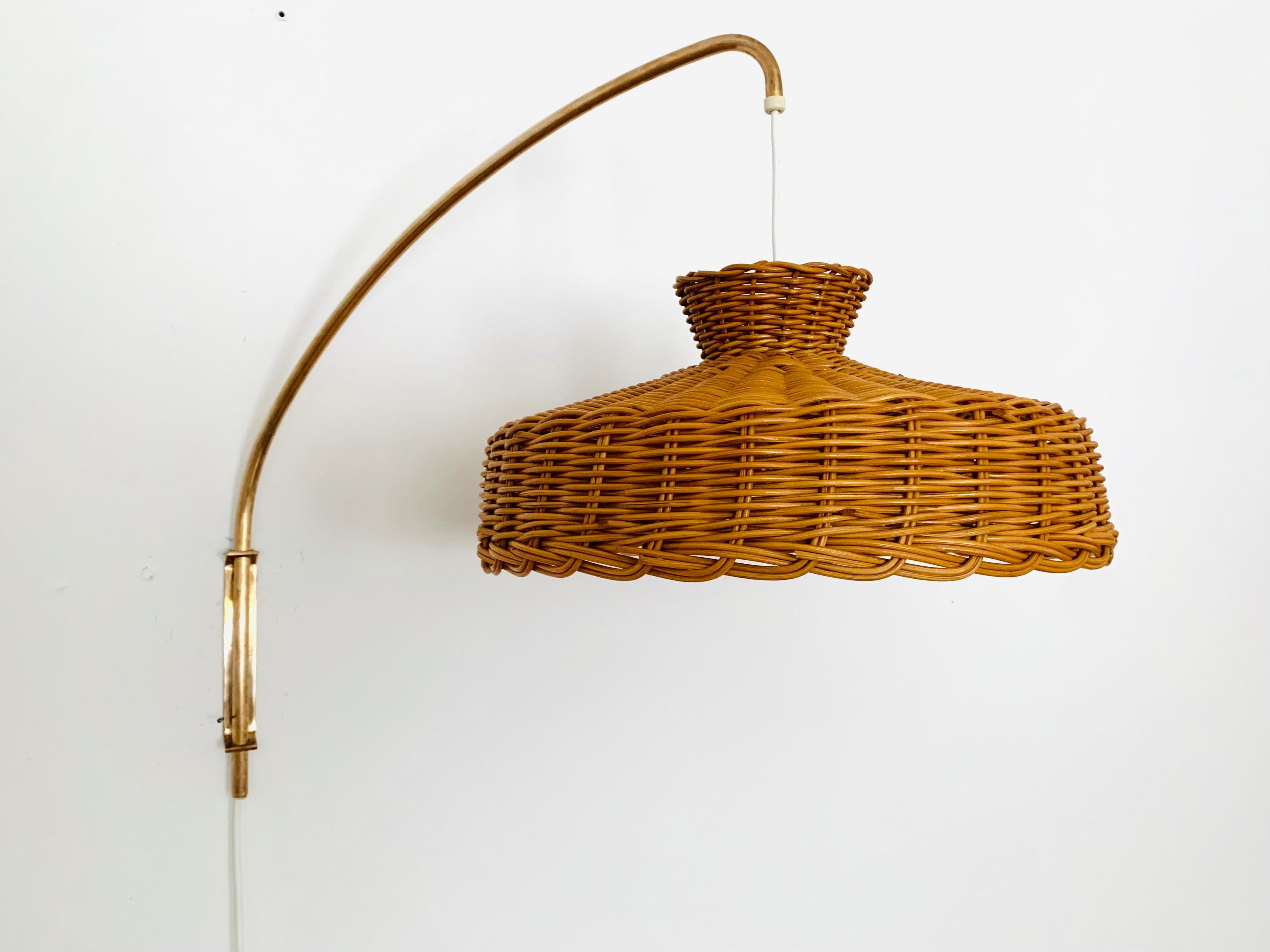 Wonderful arc wall lamp from the 1960s.
Great and exceptionally minimalistic design with a fantastically elegant look.
Very nice swiveling brass arm.
The lampshade creates a spectacular play of light and creates a very cozy