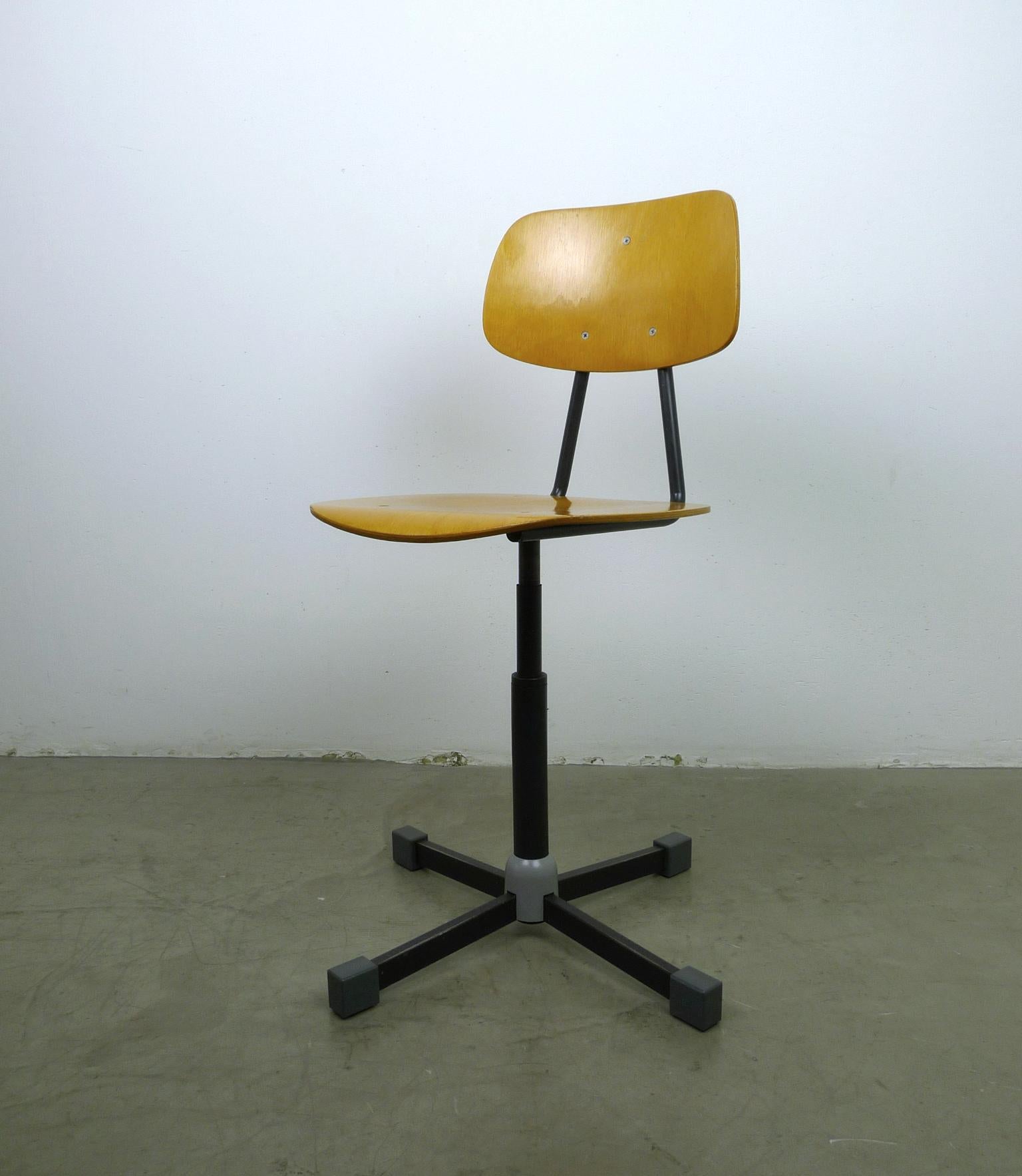 This German architect's chair was produced in the 1970s. The work chair is turnable and height adjustable. The seat height can be varied by turning the seat between 44 cm and 59 cm. The chair is in very good condition.