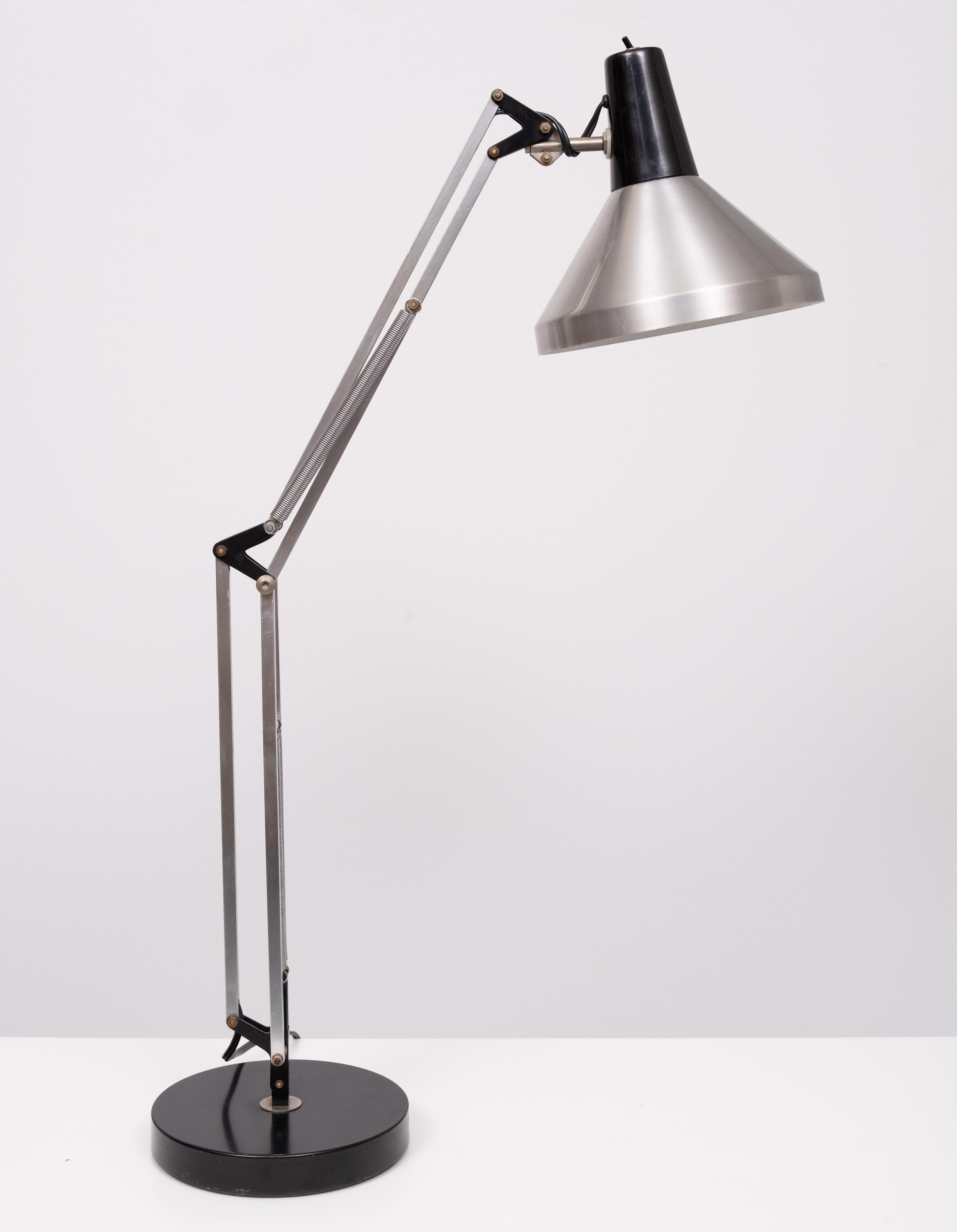 Adjustable architect desk lamp T9 made at Hala in 1967. This dutch desk lamp is fully adjustable en the light bulb can be switched by means of a switch on the hood. Considering its age, this Hala desk lamp is still in good condition with some normal