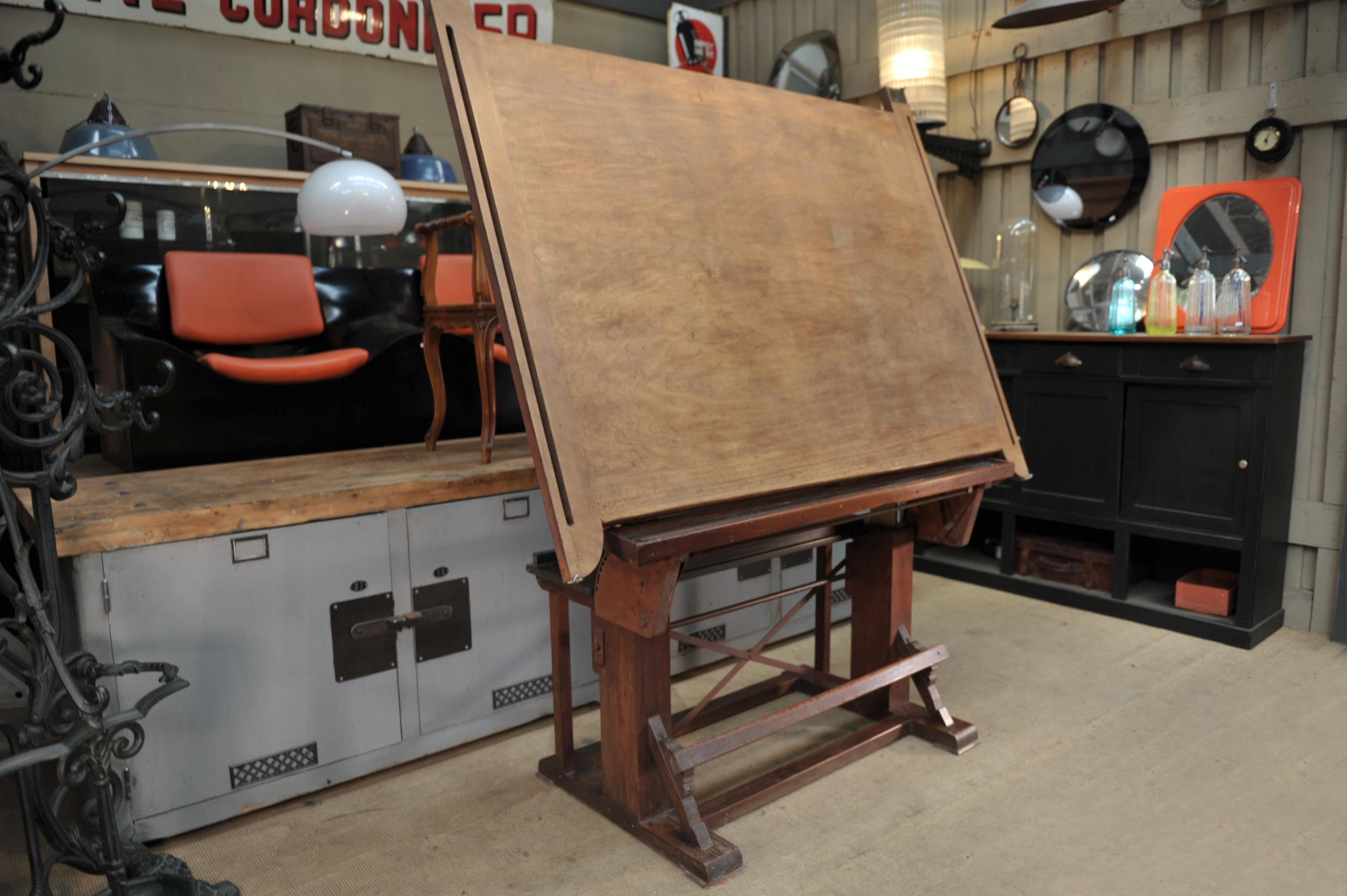 French pine and pine wood architect's drafting table, by Frères Kahn Bruxelles Belgium. Adjustable in height with crank handle and horizontal with metal pole, Original Brass tag on top right of the top, circa 1920.
Top part is 163 x 129 cm (64.17 x