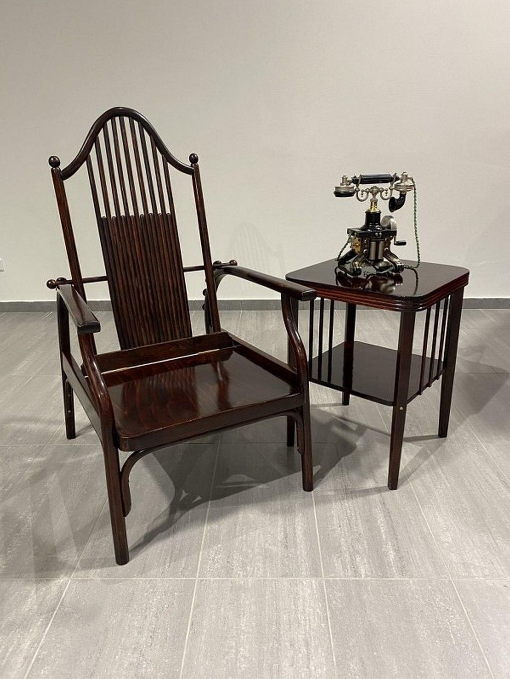 Sehr seltener verstellbarer Sessel mit Attributen von Josef Hoffmann, ausgeführt von Jacob & Josef Kohn oder Wienner Werkstatte. Professionell gebeizt und neu poliert.