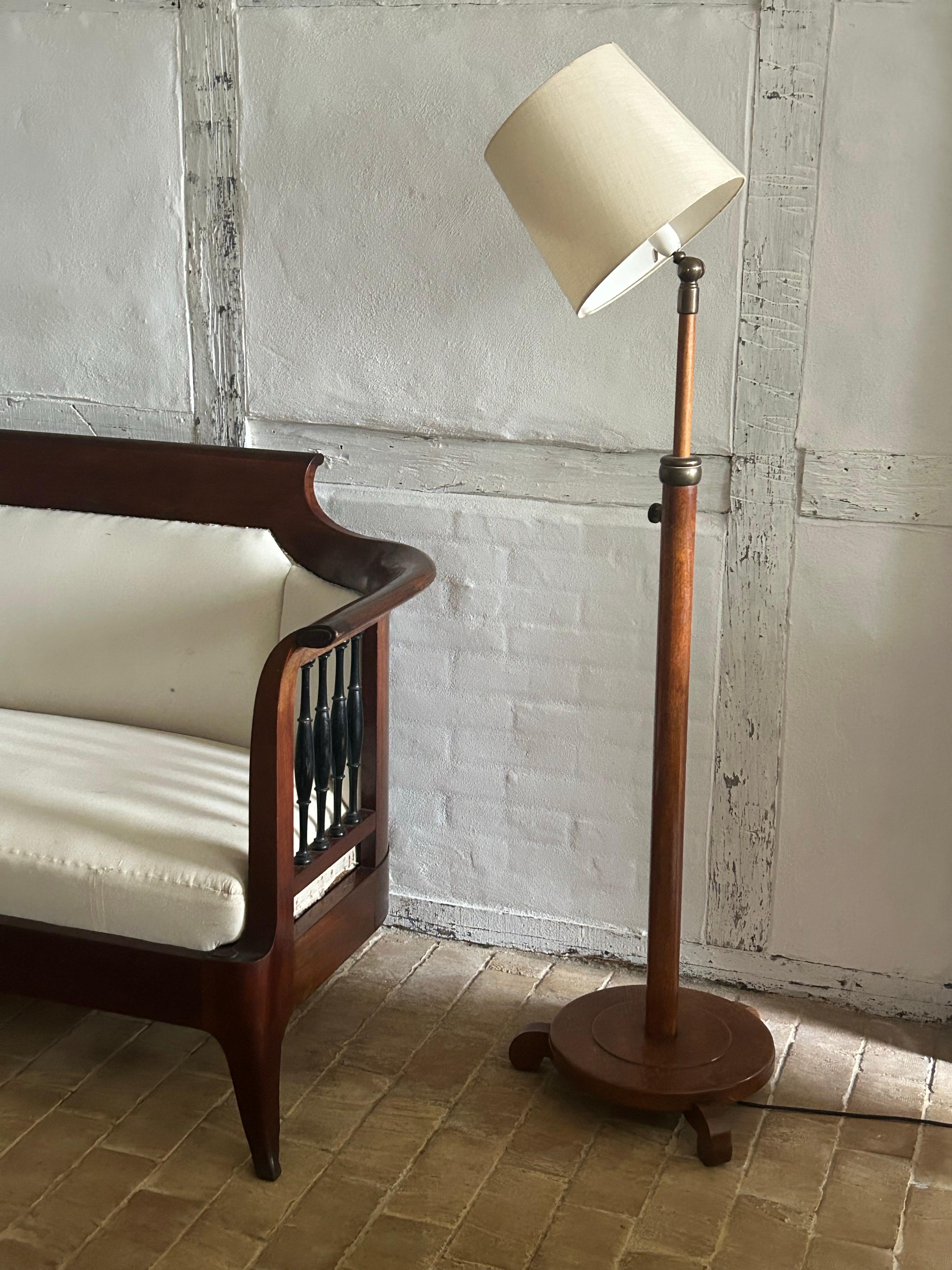 Rara e raffinata lampada da terra Art Déco architettonicamente equilibrata, realizzata in legno massiccio di quercia con dettagli in ottone, realizzata da un ebanista danese nel 1925 circa. La lampada è dotata sia di un'altezza regolabile che di un