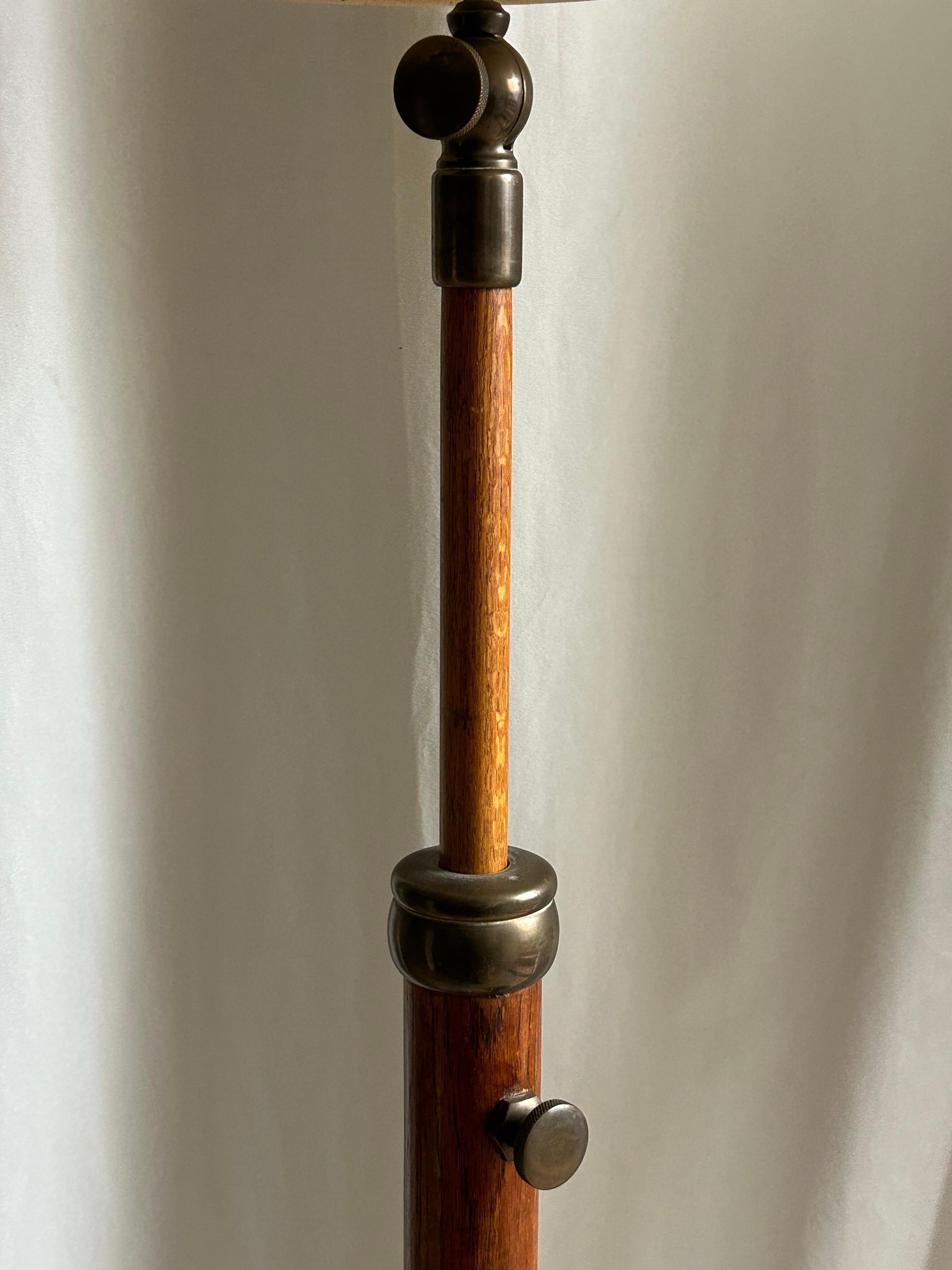 Art Déco Lampada da terra regolabile Art Deco in Oak massiccio e ottone, Danimarca, anni '20 in vendita