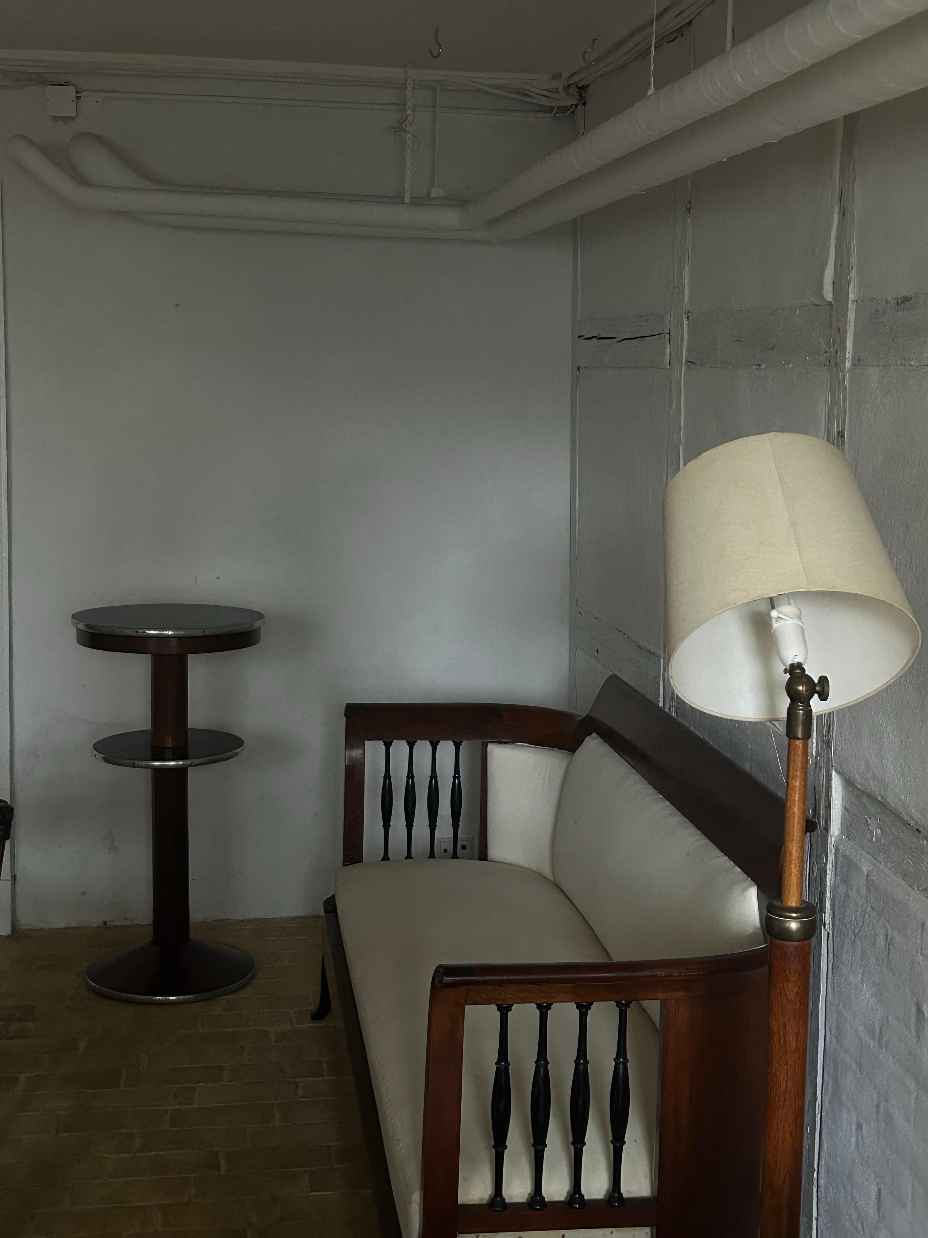 Danese Lampada da terra regolabile Art Deco in Oak massiccio e ottone, Danimarca, anni '20 in vendita