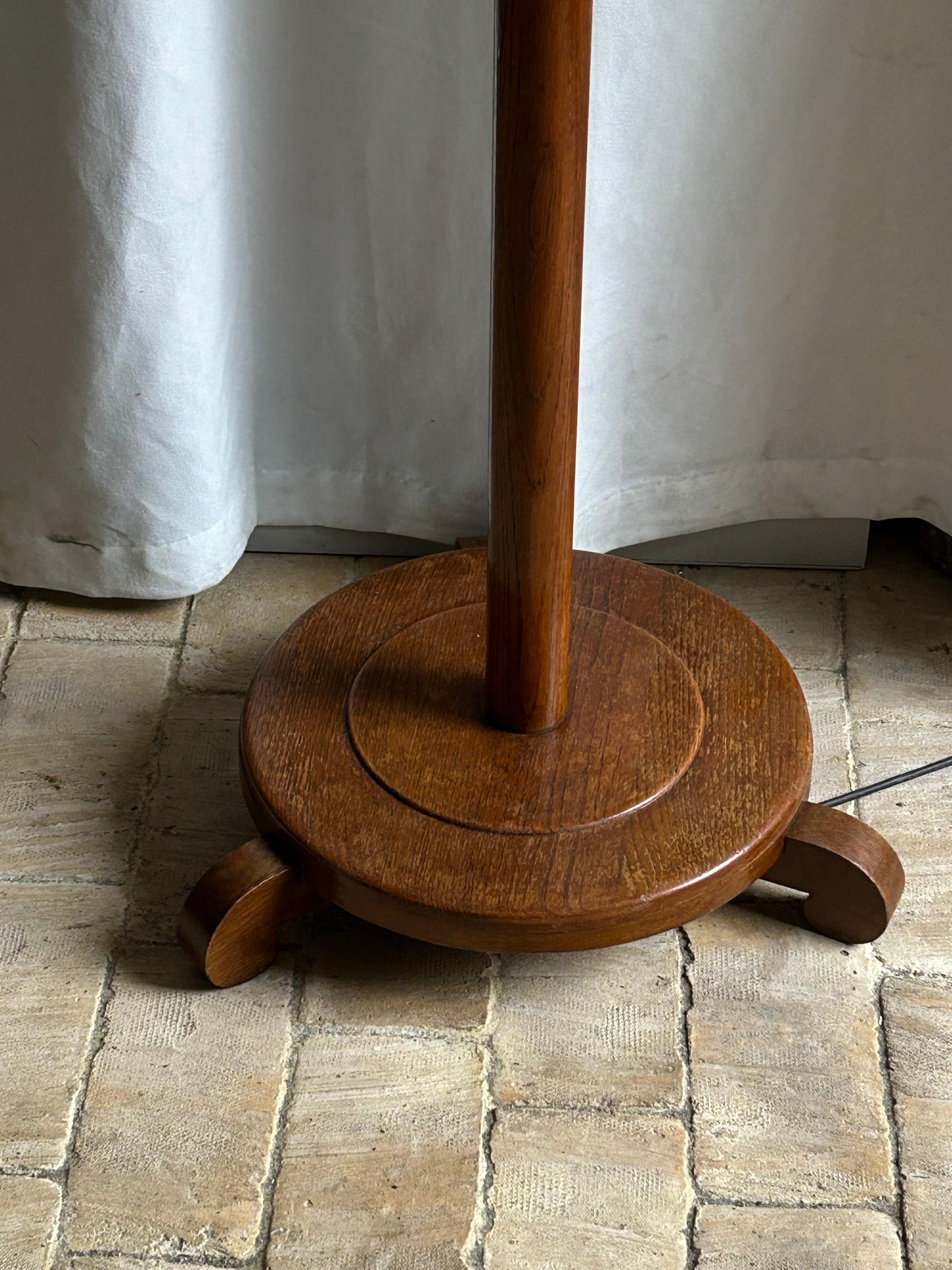 Lampada da terra regolabile Art Deco in Oak massiccio e ottone, Danimarca, anni '20 In condizioni buone in vendita a Valby, 84