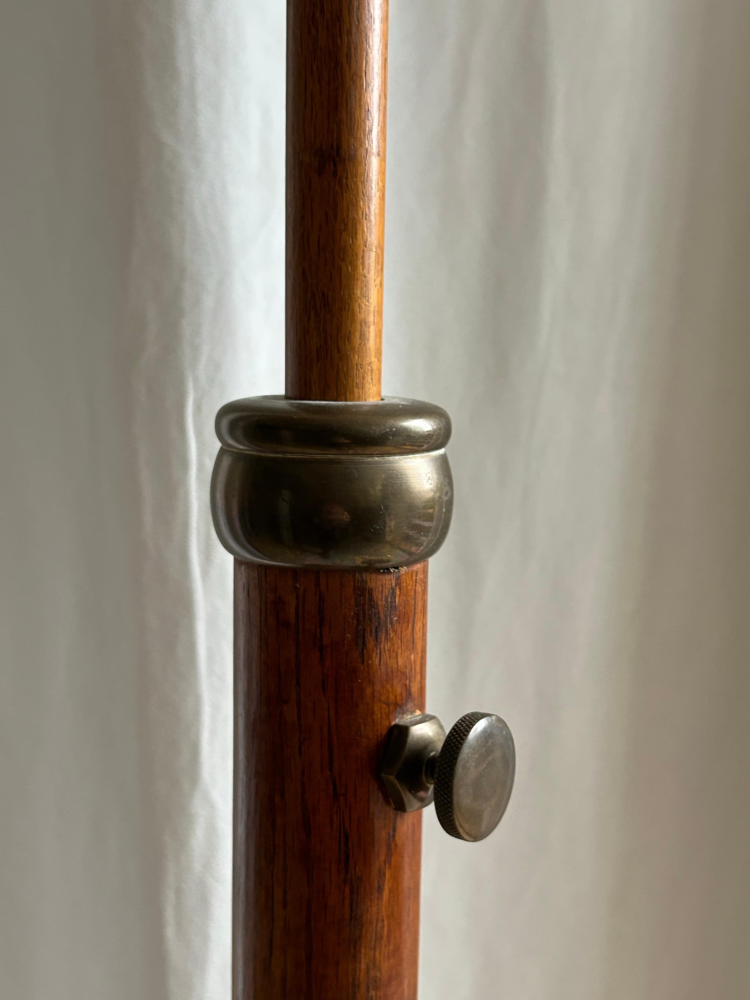 Inizio XX secolo Lampada da terra regolabile Art Deco in Oak massiccio e ottone, Danimarca, anni '20 in vendita