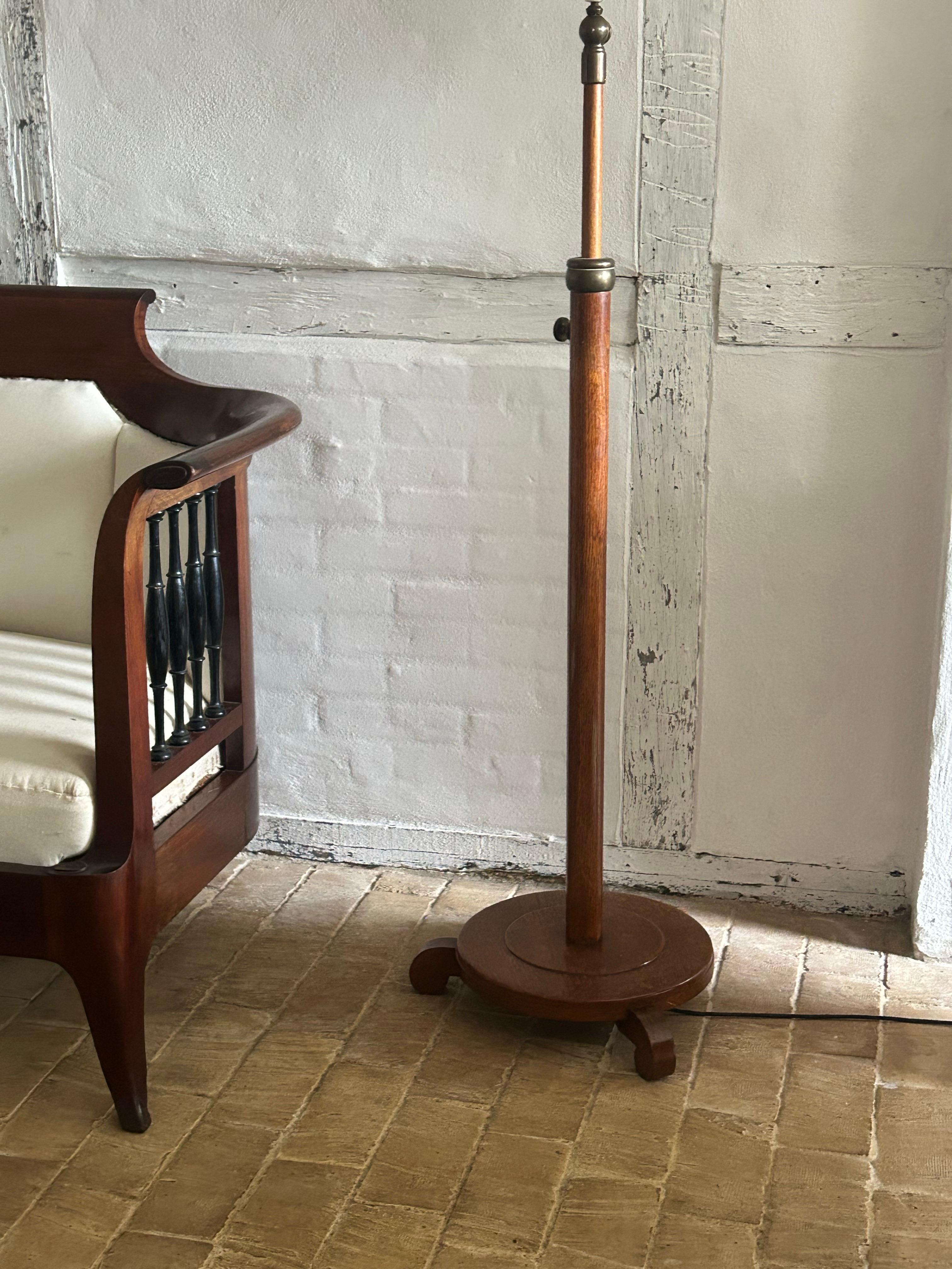 Ottone Lampada da terra regolabile Art Deco in Oak massiccio e ottone, Danimarca, anni '20 in vendita