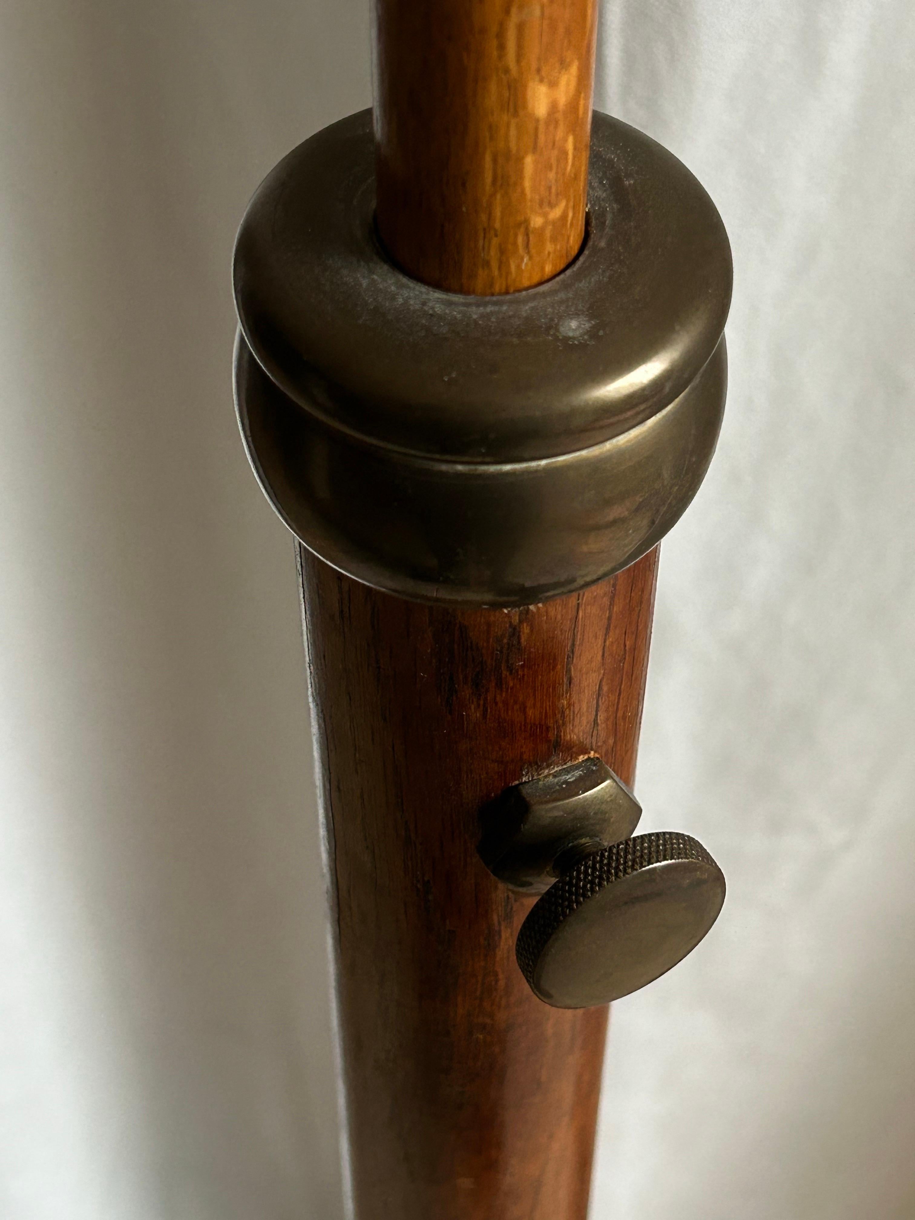 Lampada da terra regolabile Art Deco in Oak massiccio e ottone, Danimarca, anni '20 in vendita 1