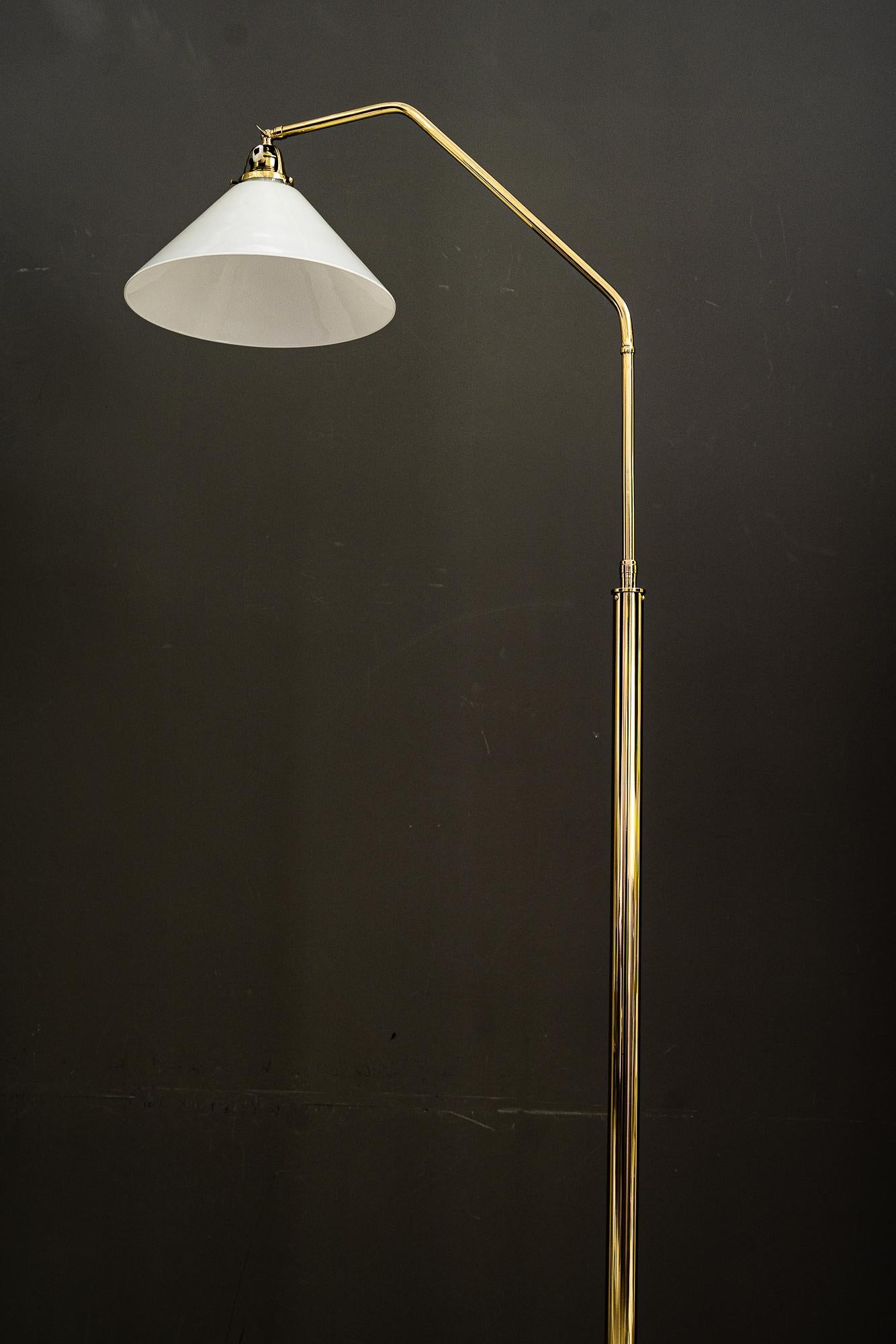 Adjustable art deco floor lamp with glass shade around 1920s
Brass polished and stove enamelled
The height is adjustable from 148 cm up to 168 cm.
