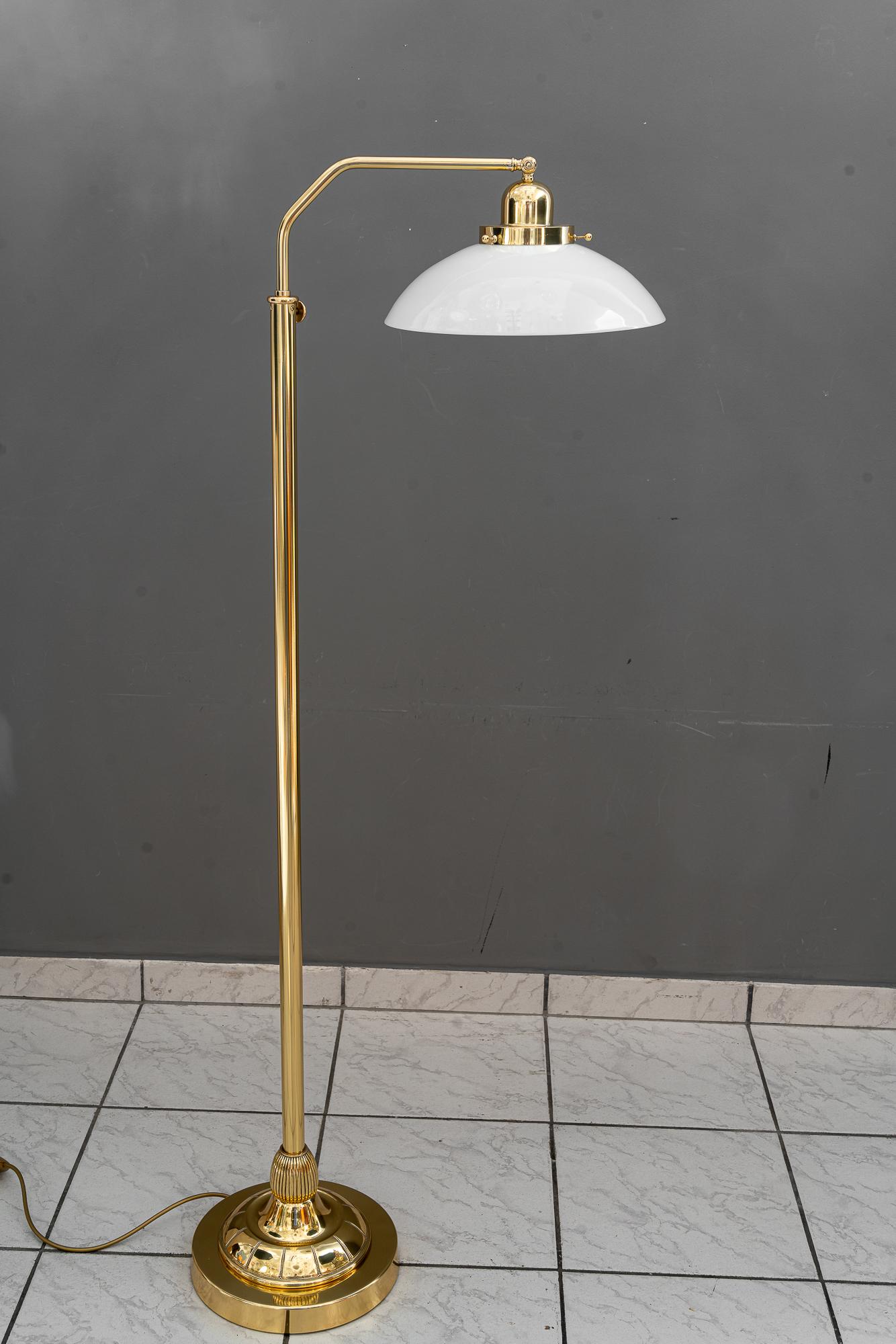 Adjustable Art Deco Floor lamp with original opal glass shade vienna around 1920 im Zustand „Gut“ im Angebot in Wien, AT