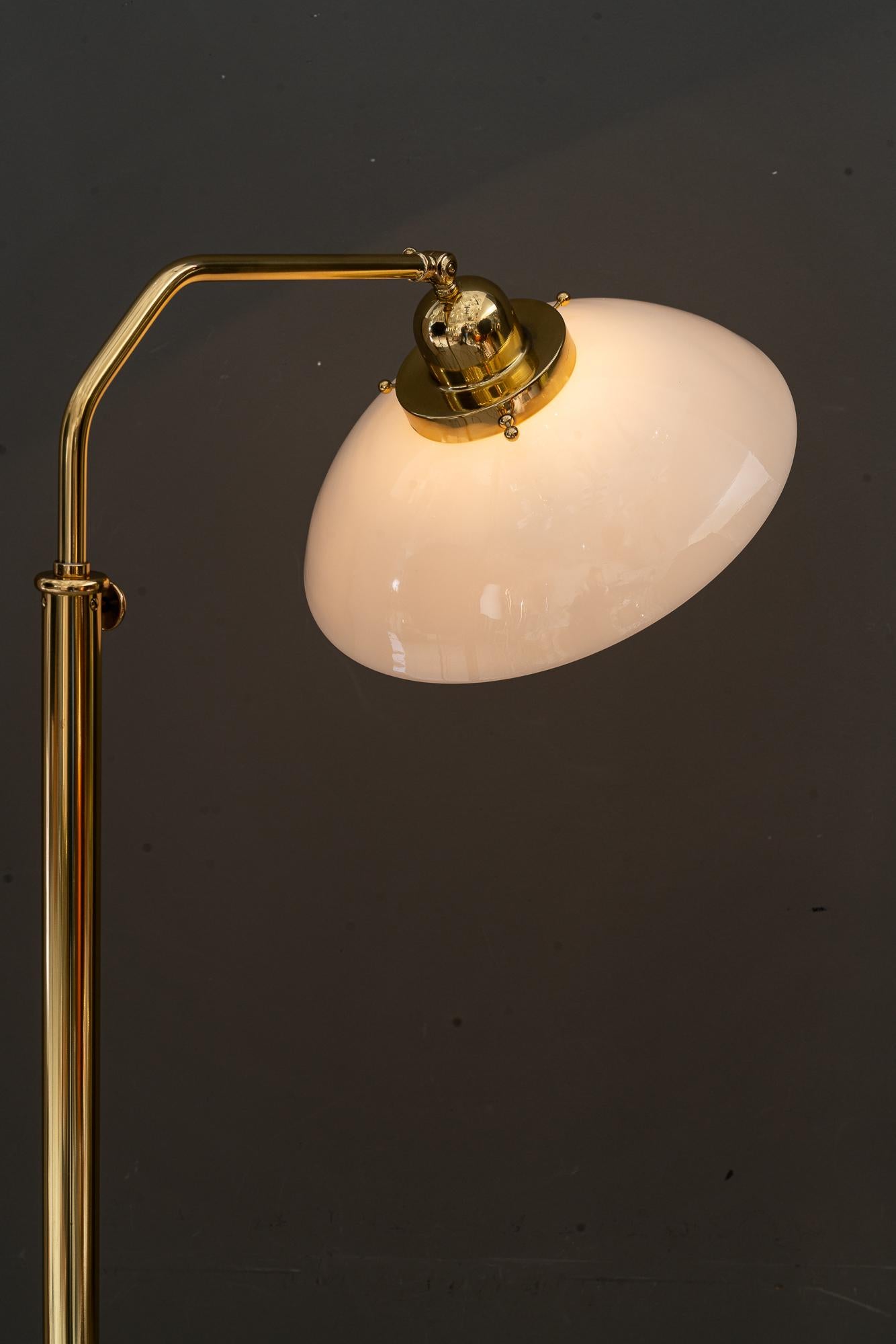 Adjustable Art Deco Floor lamp with original opal glass shade vienna around 1920 (Frühes 20. Jahrhundert) im Angebot