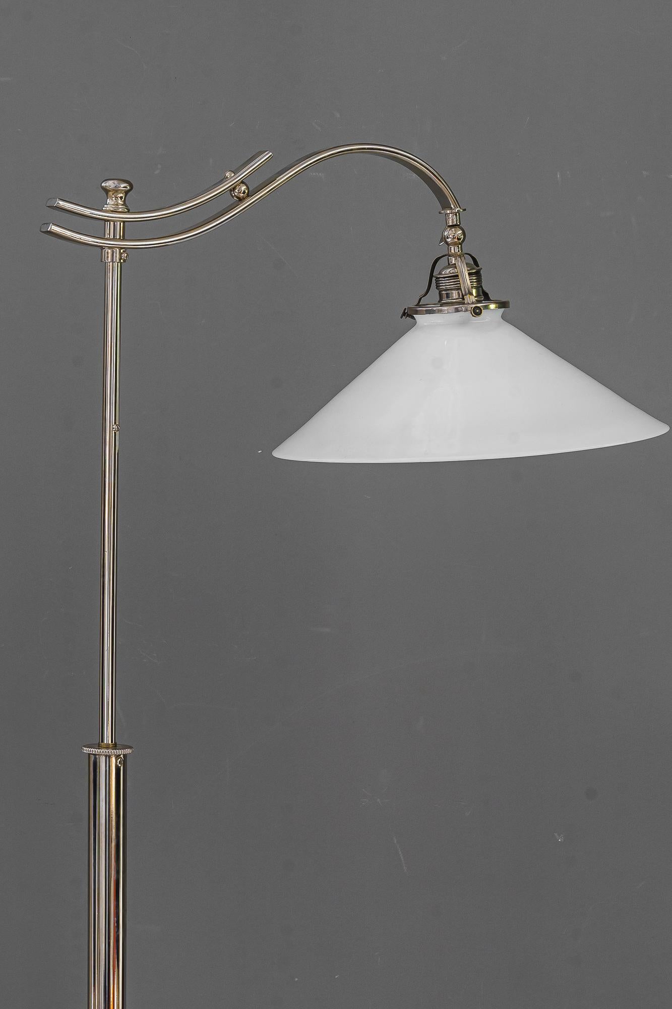 Lampada da terra regolabile Art Deco in nichel con paralume in vetro opalino vienna 1920 circa in vendita 2