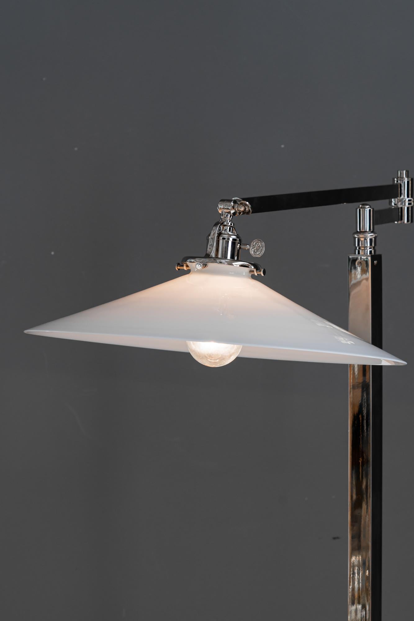 Lampada da terra regolabile Art Deco in nichel con paralume in vetro opalino vienna 1920 circa in vendita 2