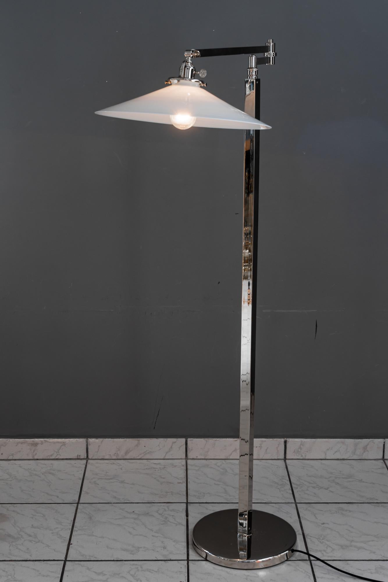 Lampada da terra regolabile Art Deco in nichel con paralume in vetro opalino vienna 1920 circa in vendita 3