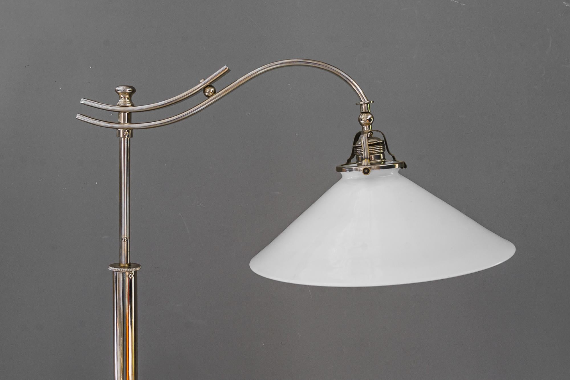 Lampada da terra regolabile Art Deco in nichel con paralume in vetro opalino vienna 1920 circa in vendita 4