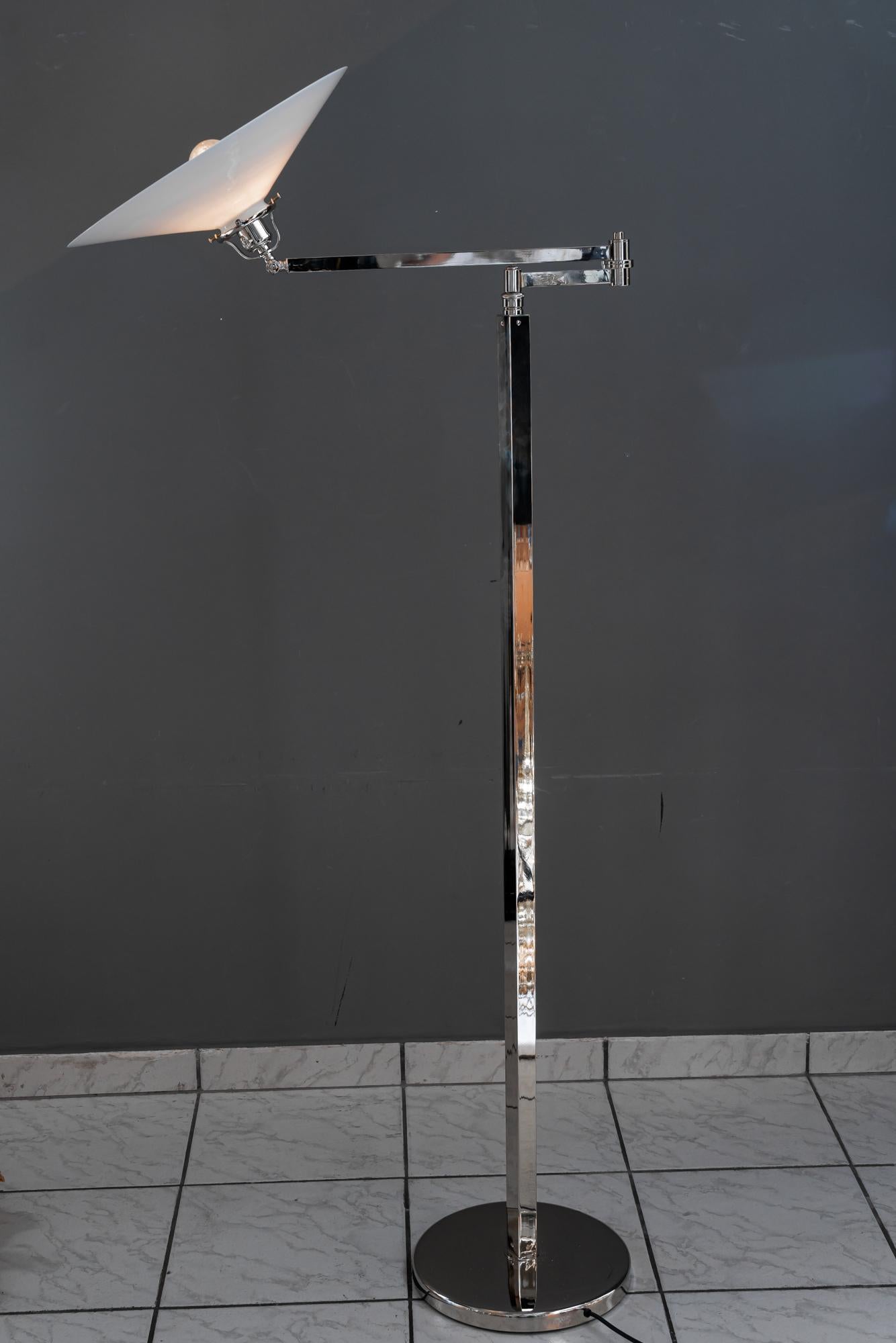 Lampada da terra regolabile Art Deco in nichel con paralume in vetro opalino vienna 1920 circa in vendita 4