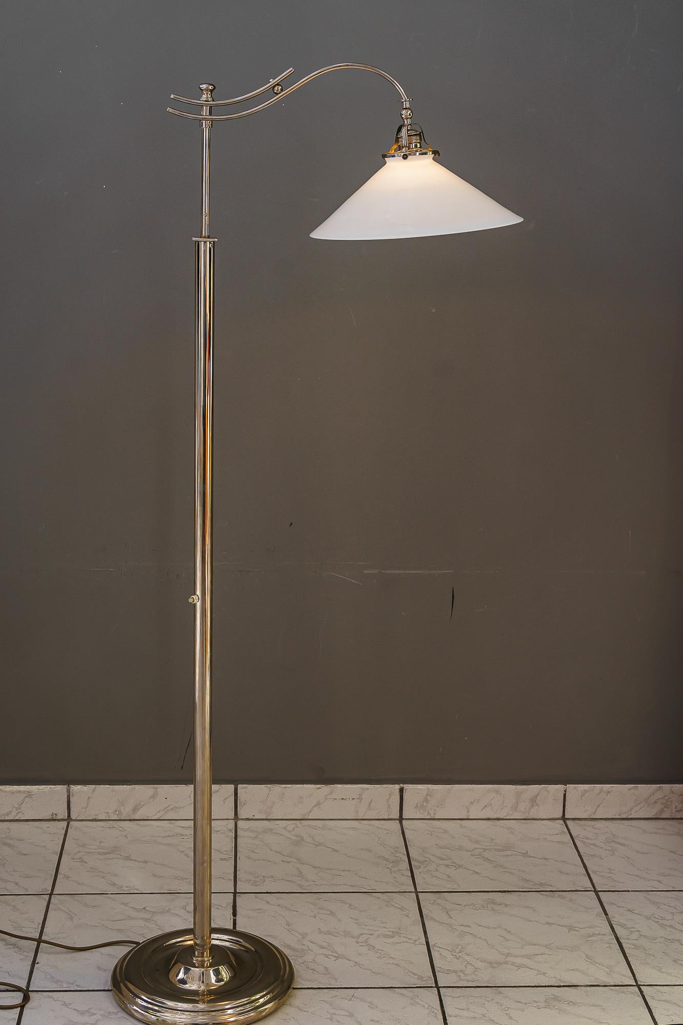 Lampada da terra regolabile Art Deco in nichel con paralume in vetro opalino vienna 1920 circa in vendita 5