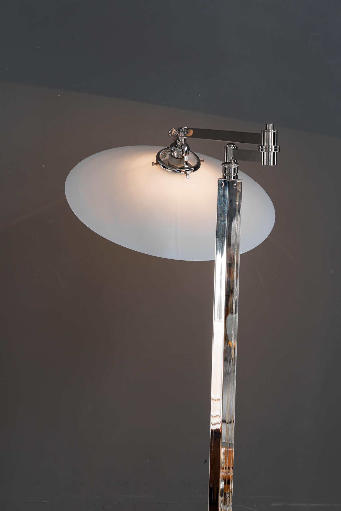 Lampada da terra regolabile Art Deco in nichel con paralume in vetro opalino vienna 1920 circa in vendita 5