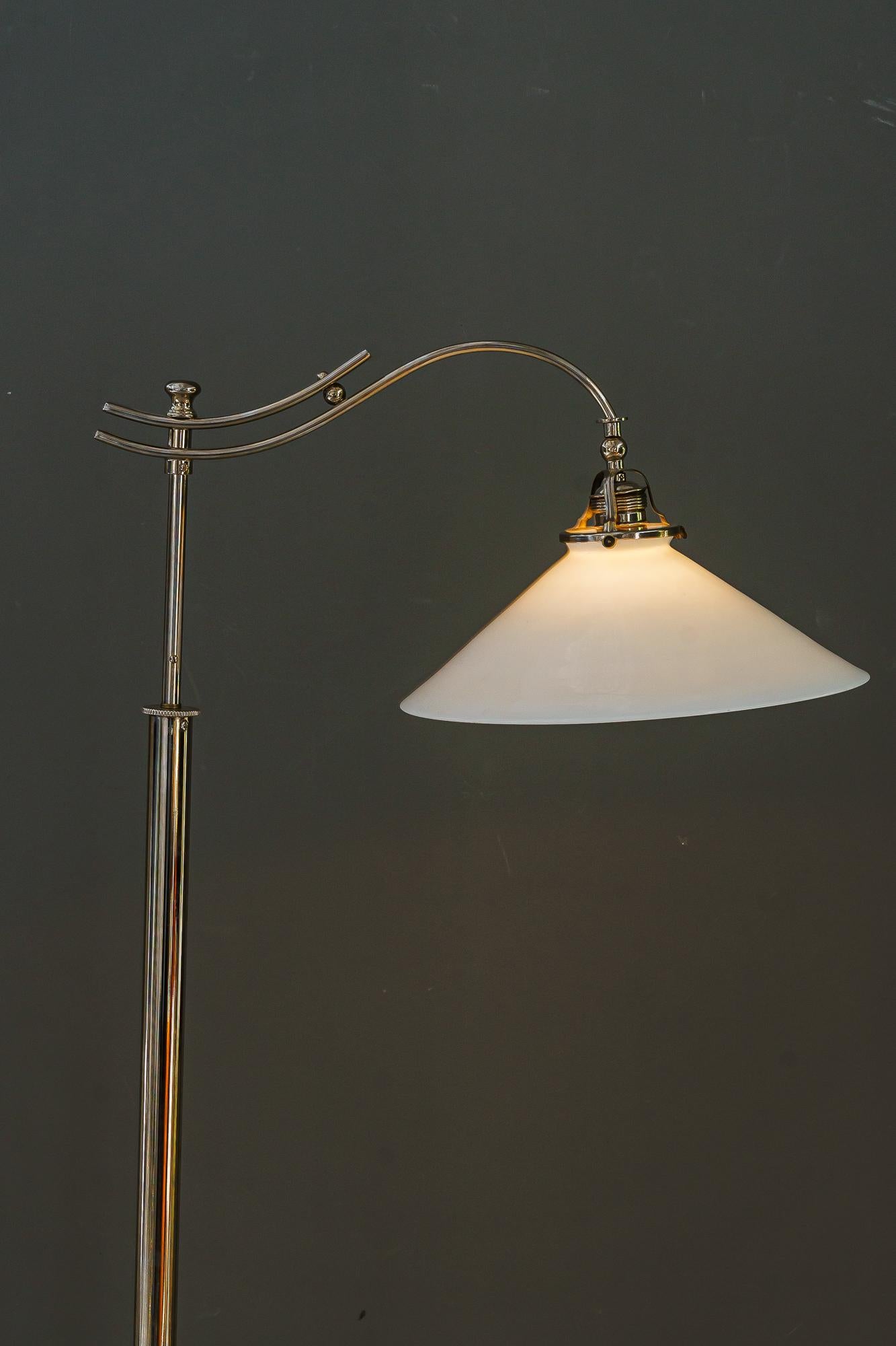 Lampada da terra regolabile Art Deco in nichel con paralume in vetro opalino vienna 1920 circa in vendita 6