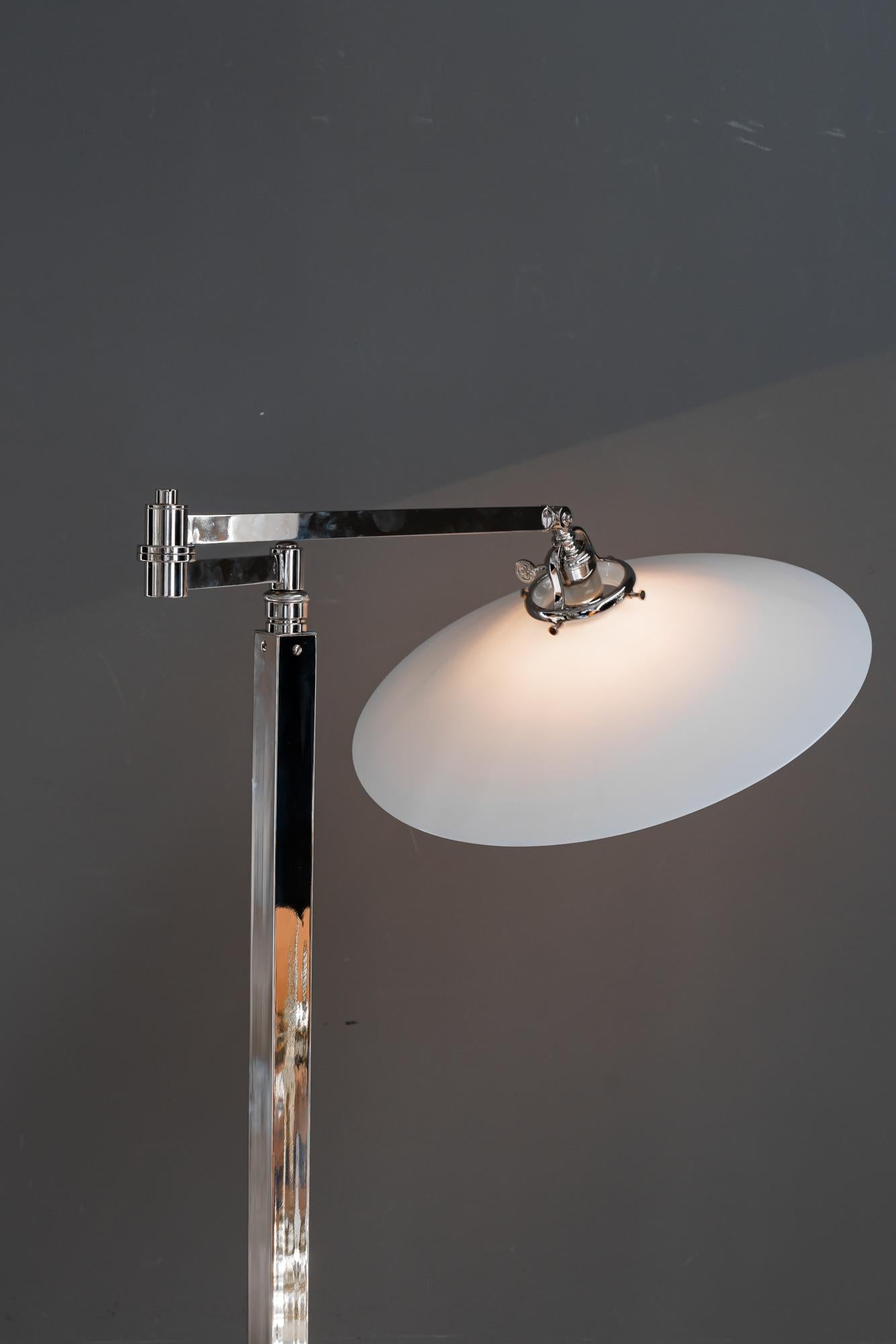 Lampada da terra regolabile Art Deco in nichel con paralume in vetro opalino vienna 1920 circa in vendita 6