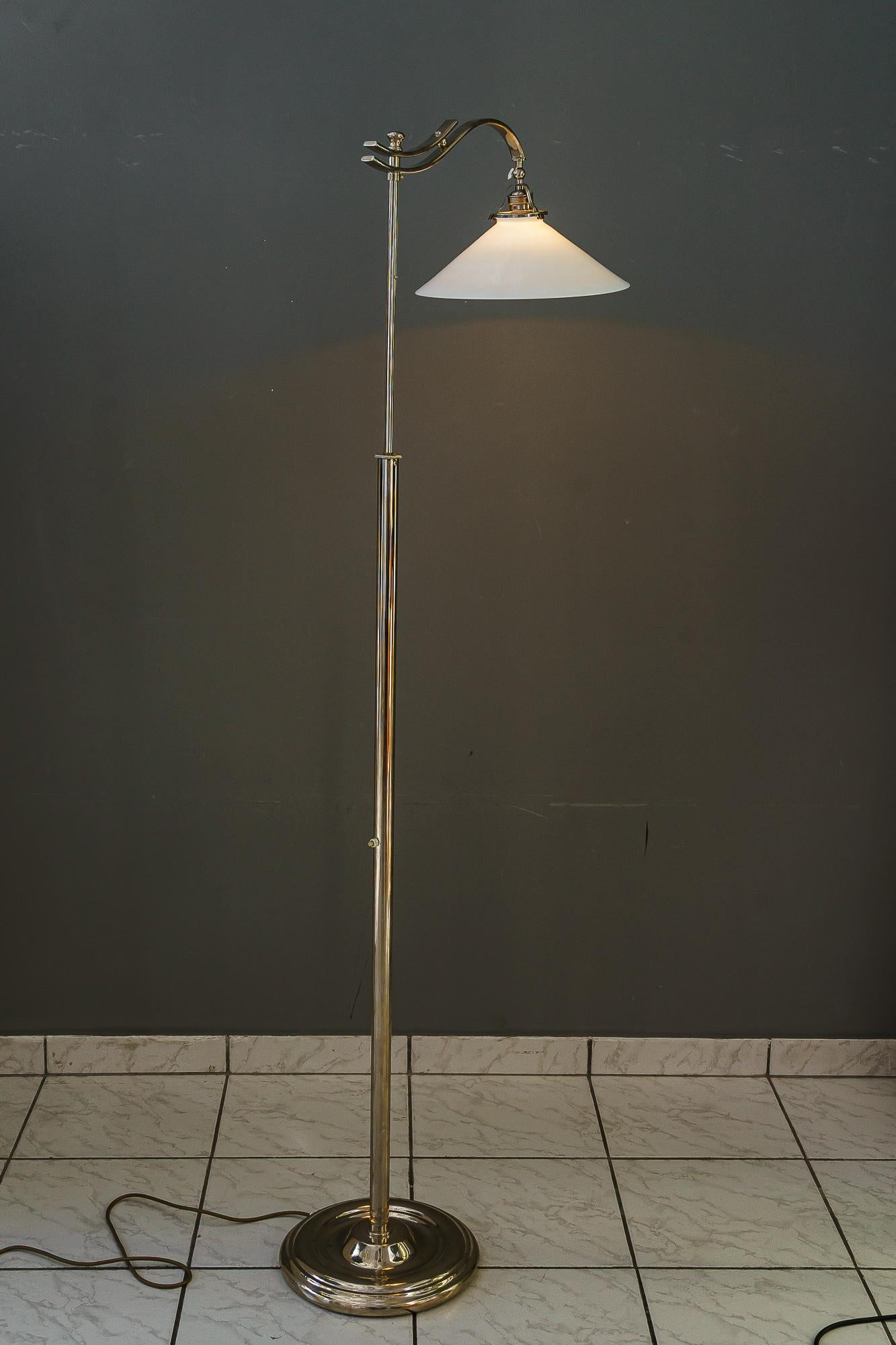 Lampada da terra regolabile Art Deco in nichel con paralume in vetro opalino vienna 1920 circa in vendita 7