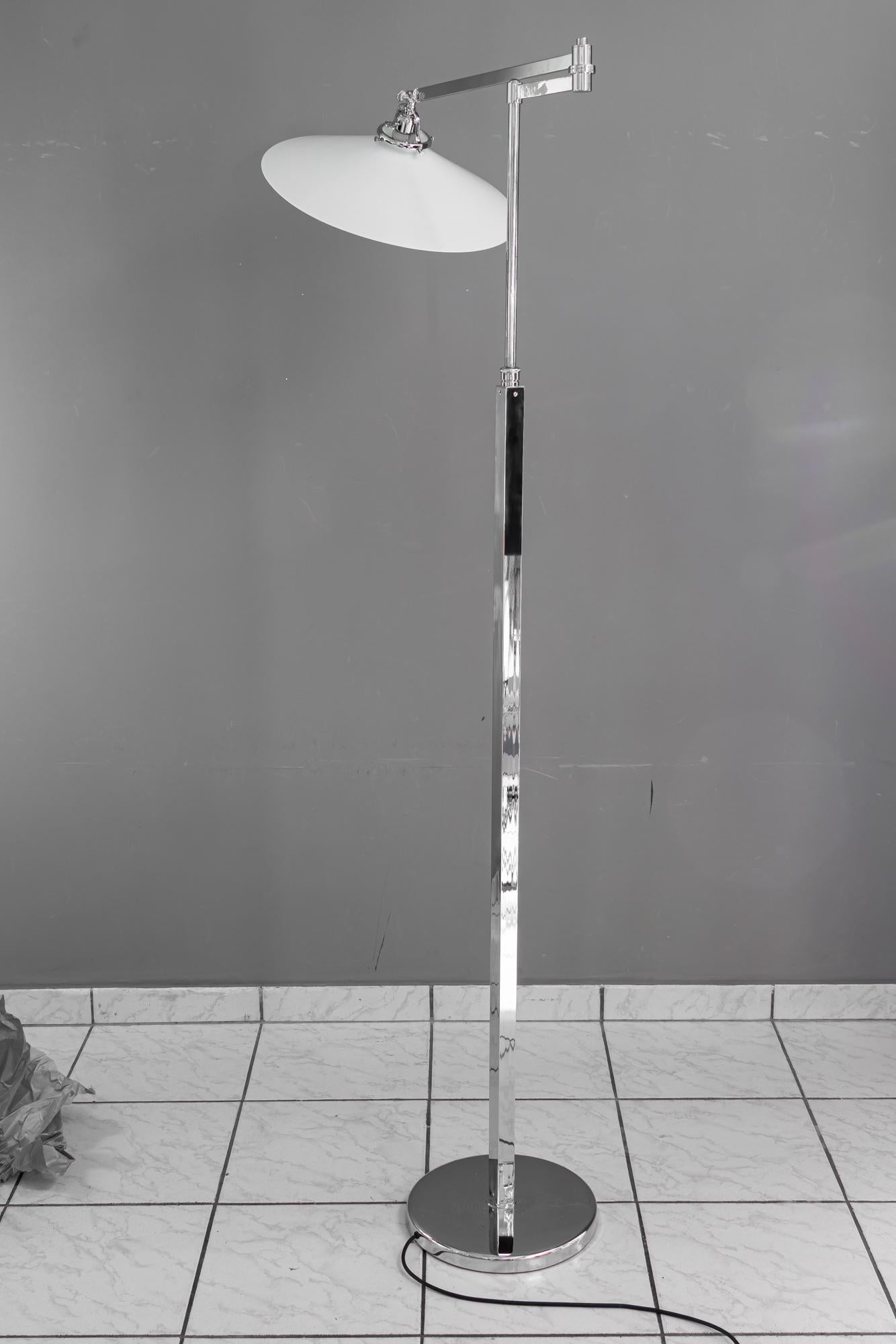 Lampada da terra regolabile Art Deco in nichel con paralume in vetro opalino vienna 1920 circa in vendita 7