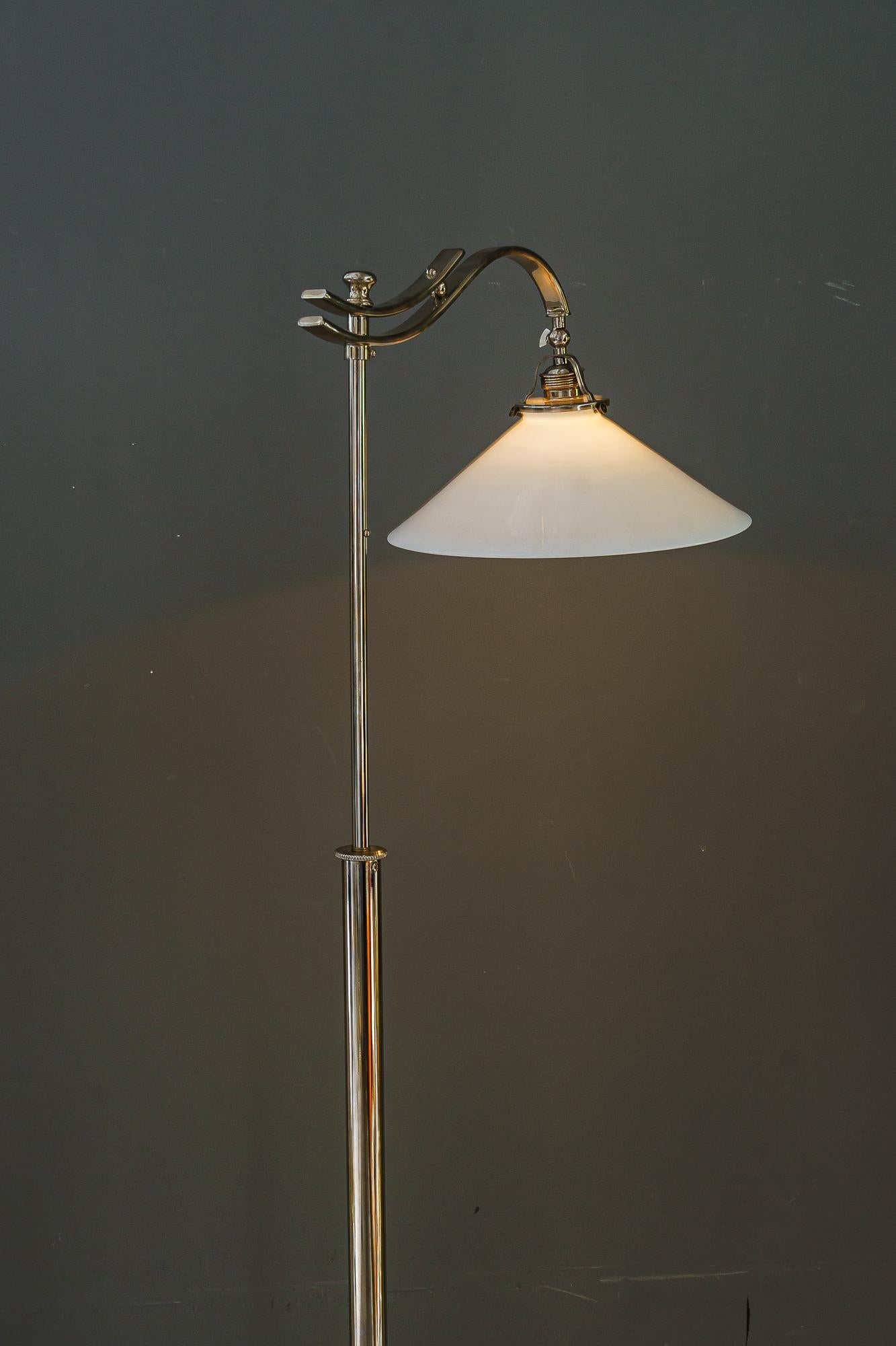 Lampada da terra regolabile Art Deco in nichel con paralume in vetro opalino vienna 1920 circa in vendita 8