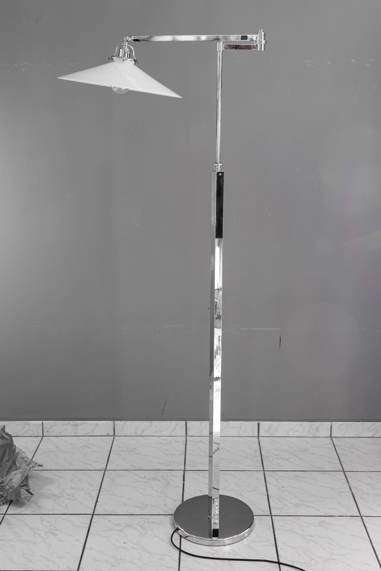 Lampada da terra regolabile Art Deco in nichel con paralume in vetro opalino vienna 1920 circa in vendita 8