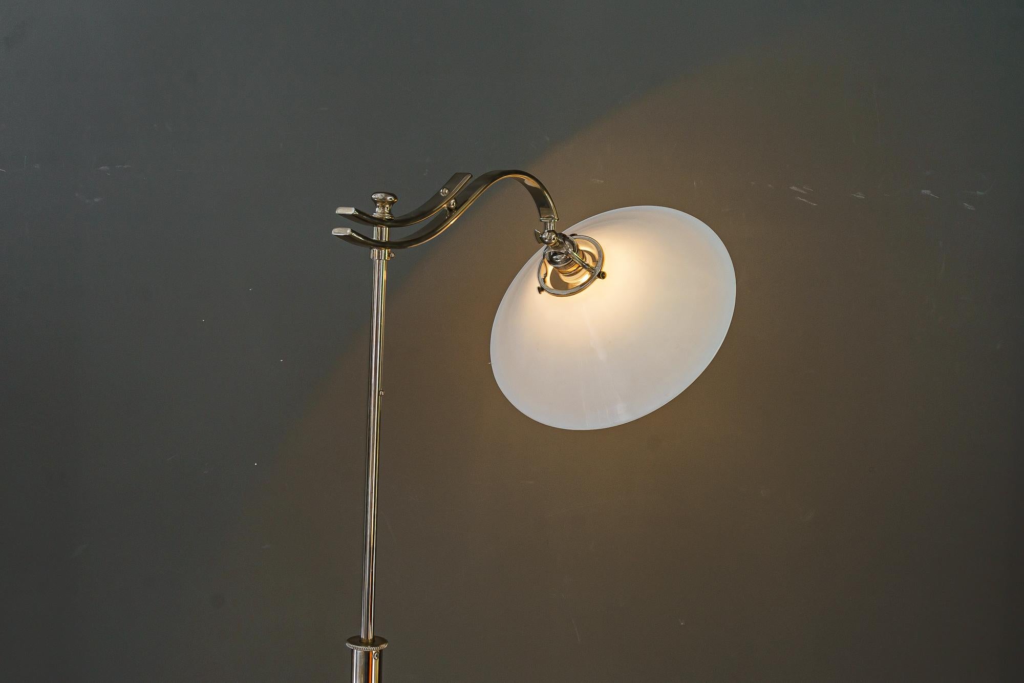 Lampada da terra regolabile Art Deco in nichel con paralume in vetro opalino vienna 1920 circa in vendita 9