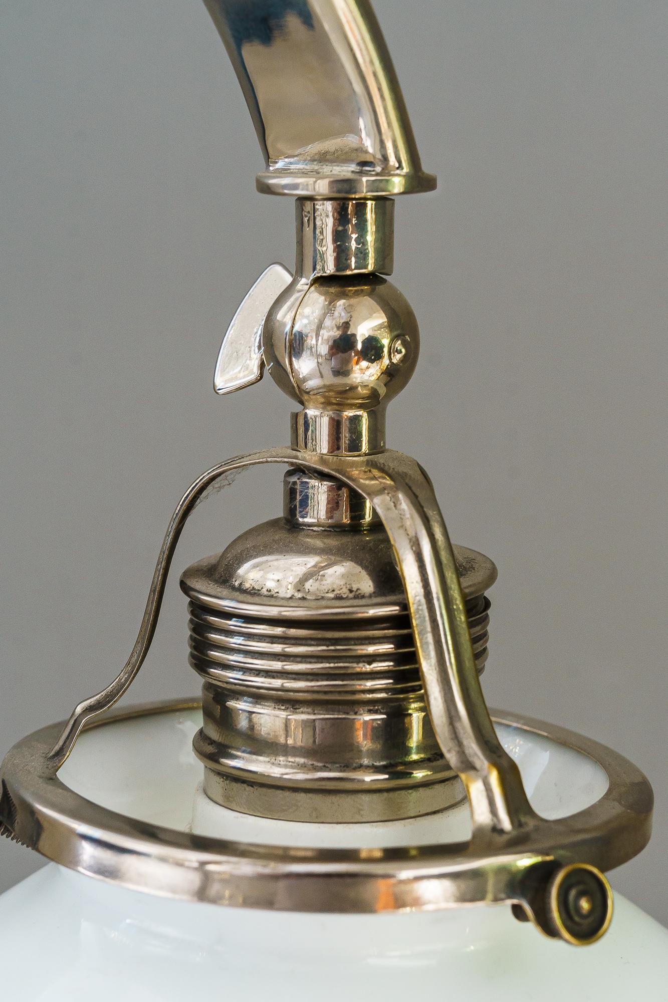 Lampada da terra regolabile Art Deco in nichel con paralume in vetro opalino vienna 1920 circa in vendita 10