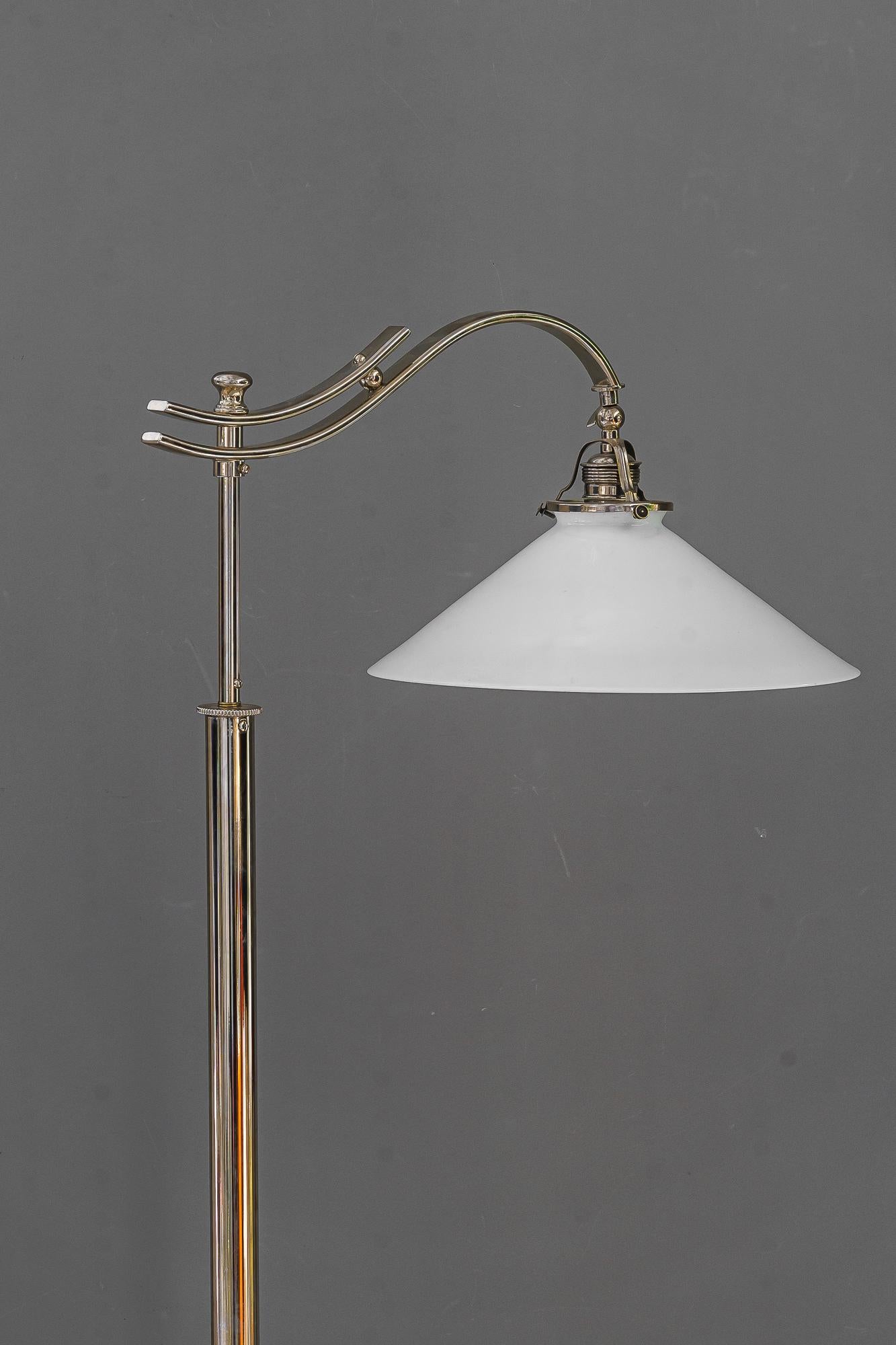 Lampada da terra regolabile Art Deco in nichel con paralume originale in vetro opalino vienna 1920 circa
Condizioni originali
Paralume originale in vetro opalino
L'altezza è regolabile da 146 cm a 170 cm.