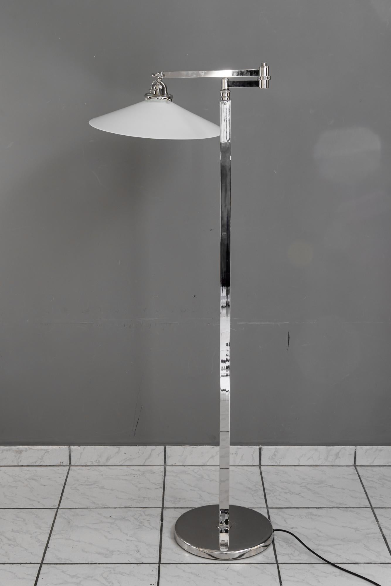 Alta Lampada da terra regolabile e girevole Art Deco in nichel con paralume in vetro opalino vienna 1920 circa
Esecuzione di alta qualità
In tutte le direzioni, ruotano 
Paralume originale in vetro opalino

