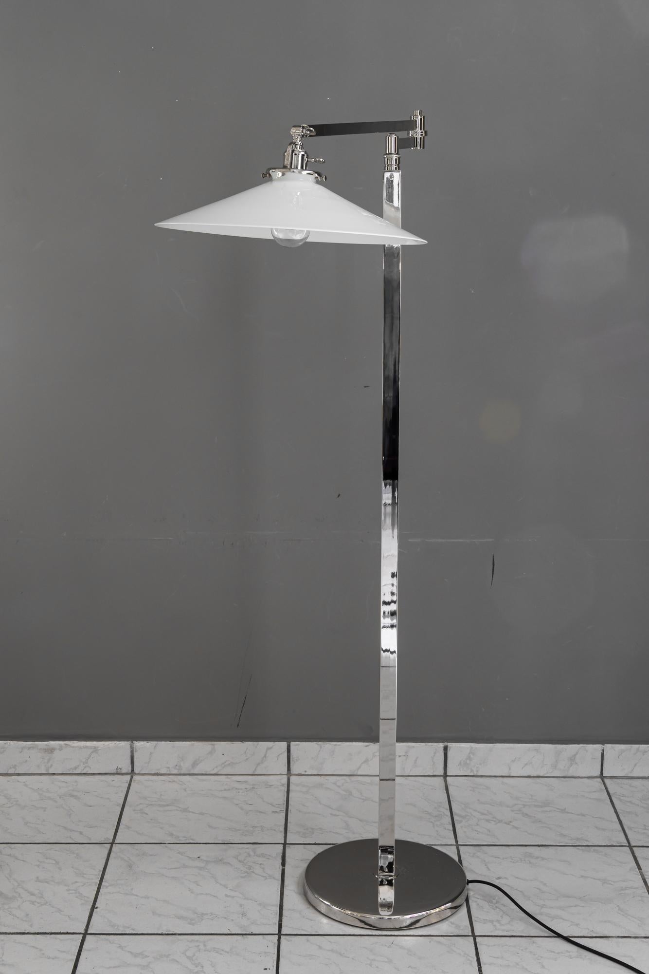Art Déco Lampada da terra regolabile Art Deco in nichel con paralume in vetro opalino vienna 1920 circa in vendita