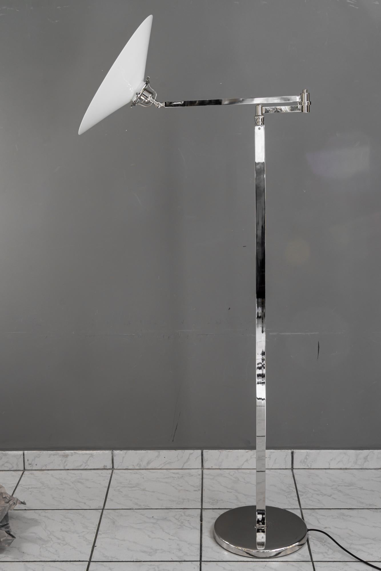 Austriaco Lampada da terra regolabile Art Deco in nichel con paralume in vetro opalino vienna 1920 circa in vendita