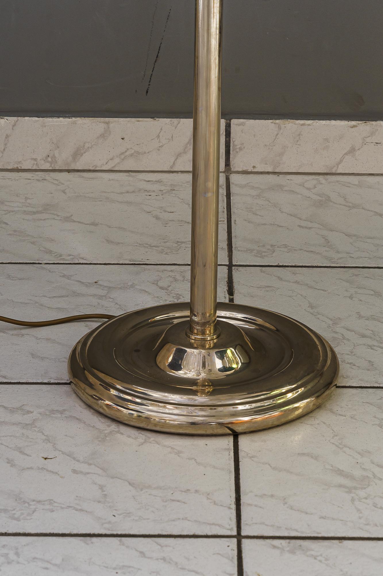 Placcato Lampada da terra regolabile Art Deco in nichel con paralume in vetro opalino vienna 1920 circa in vendita
