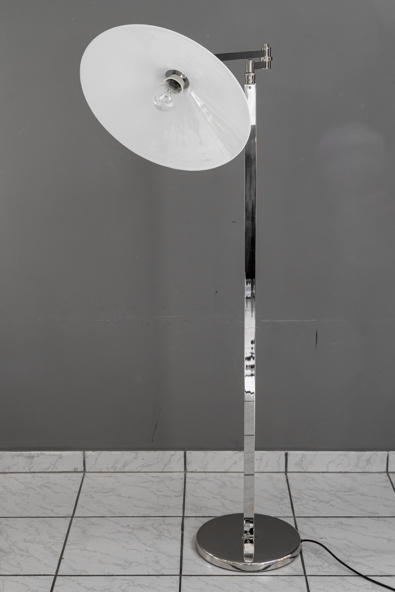 Placcato Lampada da terra regolabile Art Deco in nichel con paralume in vetro opalino vienna 1920 circa in vendita