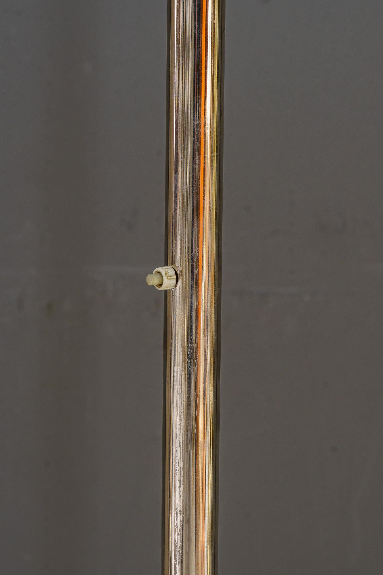 Lampada da terra regolabile Art Deco in nichel con paralume in vetro opalino vienna 1920 circa In condizioni buone in vendita a Wien, AT