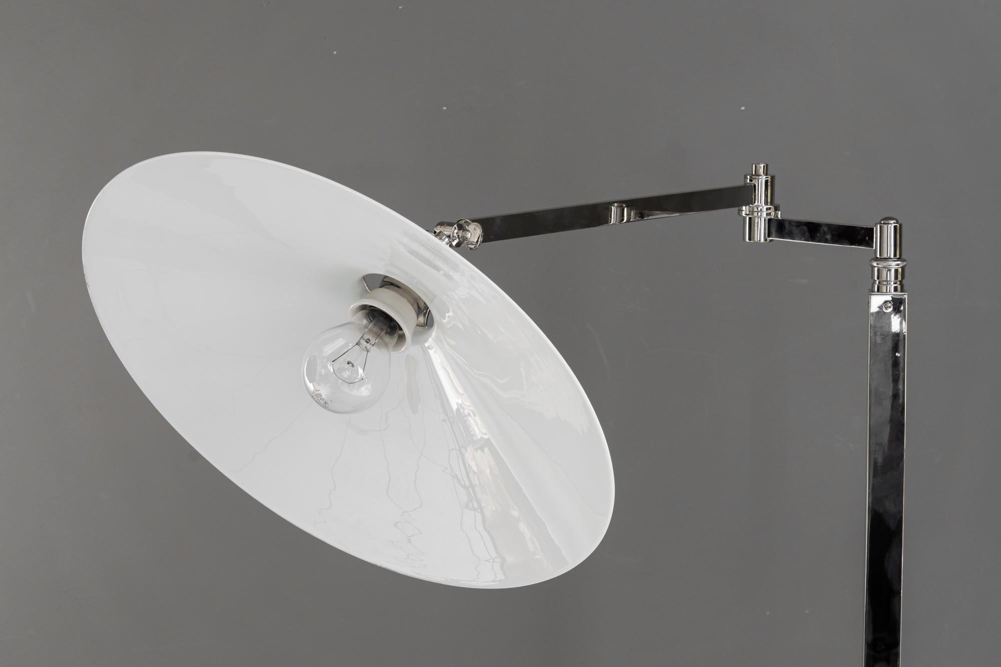 Lampada da terra regolabile Art Deco in nichel con paralume in vetro opalino vienna 1920 circa In condizioni buone in vendita a Wien, AT