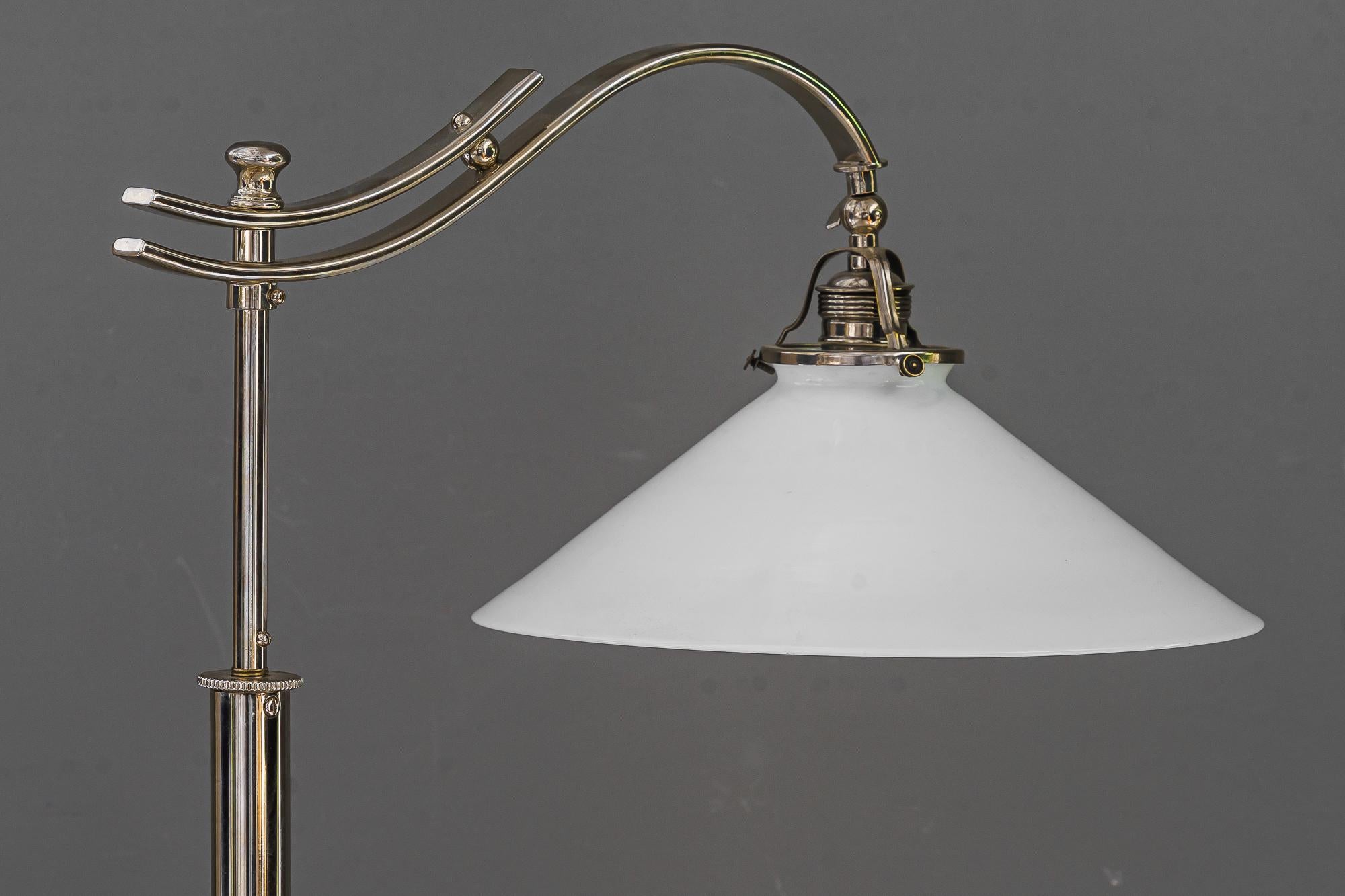 Inizio XX secolo Lampada da terra regolabile Art Deco in nichel con paralume in vetro opalino vienna 1920 circa in vendita