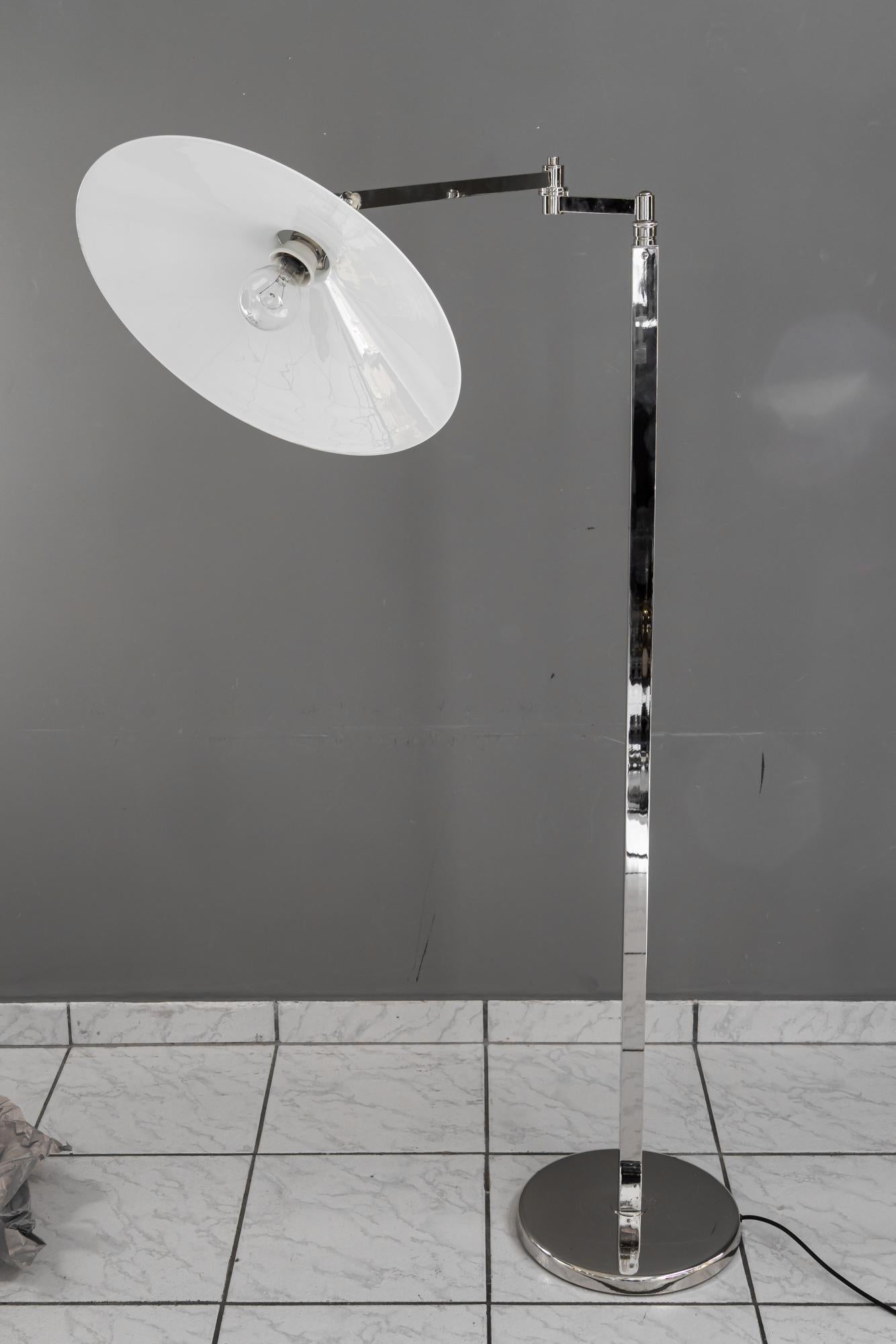 Inizio XX secolo Lampada da terra regolabile Art Deco in nichel con paralume in vetro opalino vienna 1920 circa in vendita