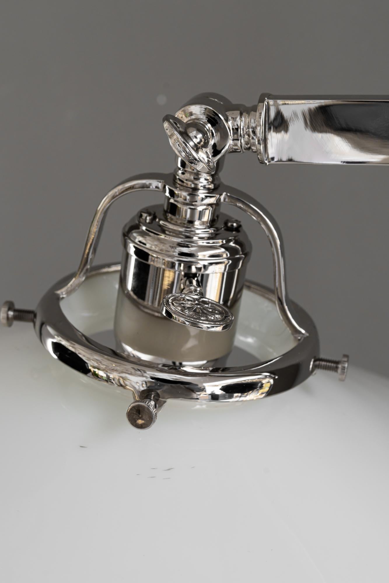 Ottone Lampada da terra regolabile Art Deco in nichel con paralume in vetro opalino vienna 1920 circa in vendita