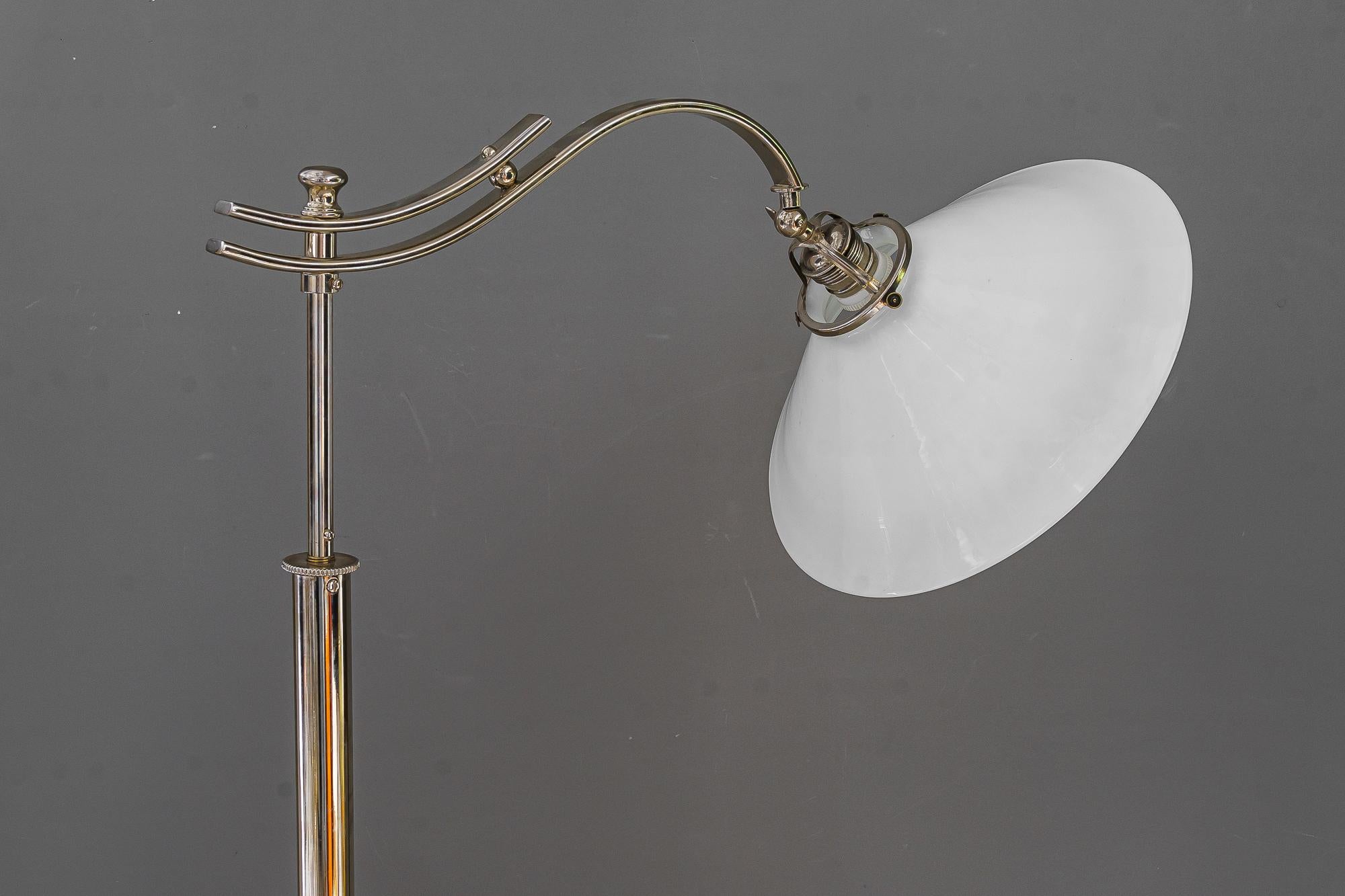 Lampada da terra regolabile Art Deco in nichel con paralume in vetro opalino vienna 1920 circa in vendita 1
