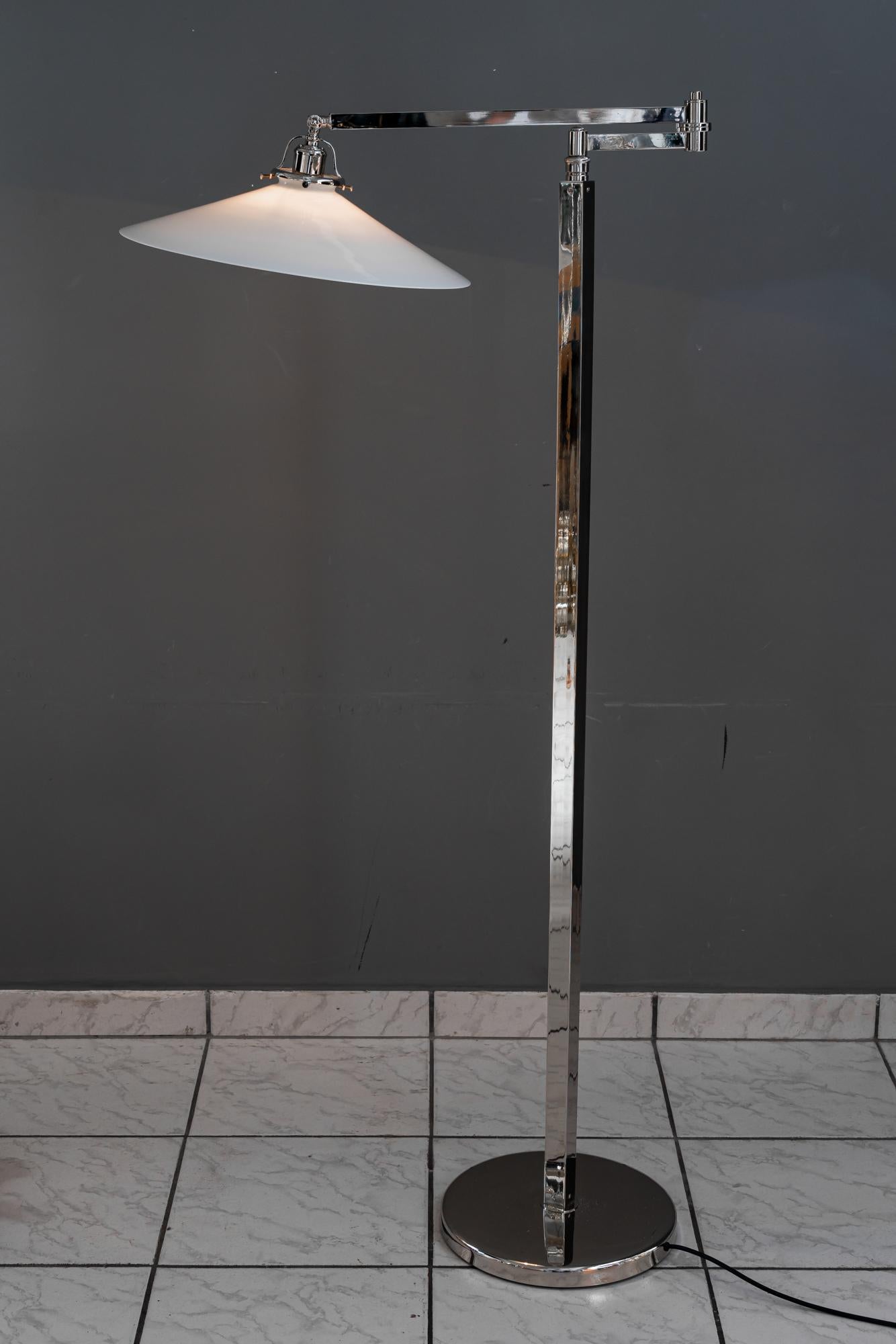 Lampada da terra regolabile Art Deco in nichel con paralume in vetro opalino vienna 1920 circa in vendita 1