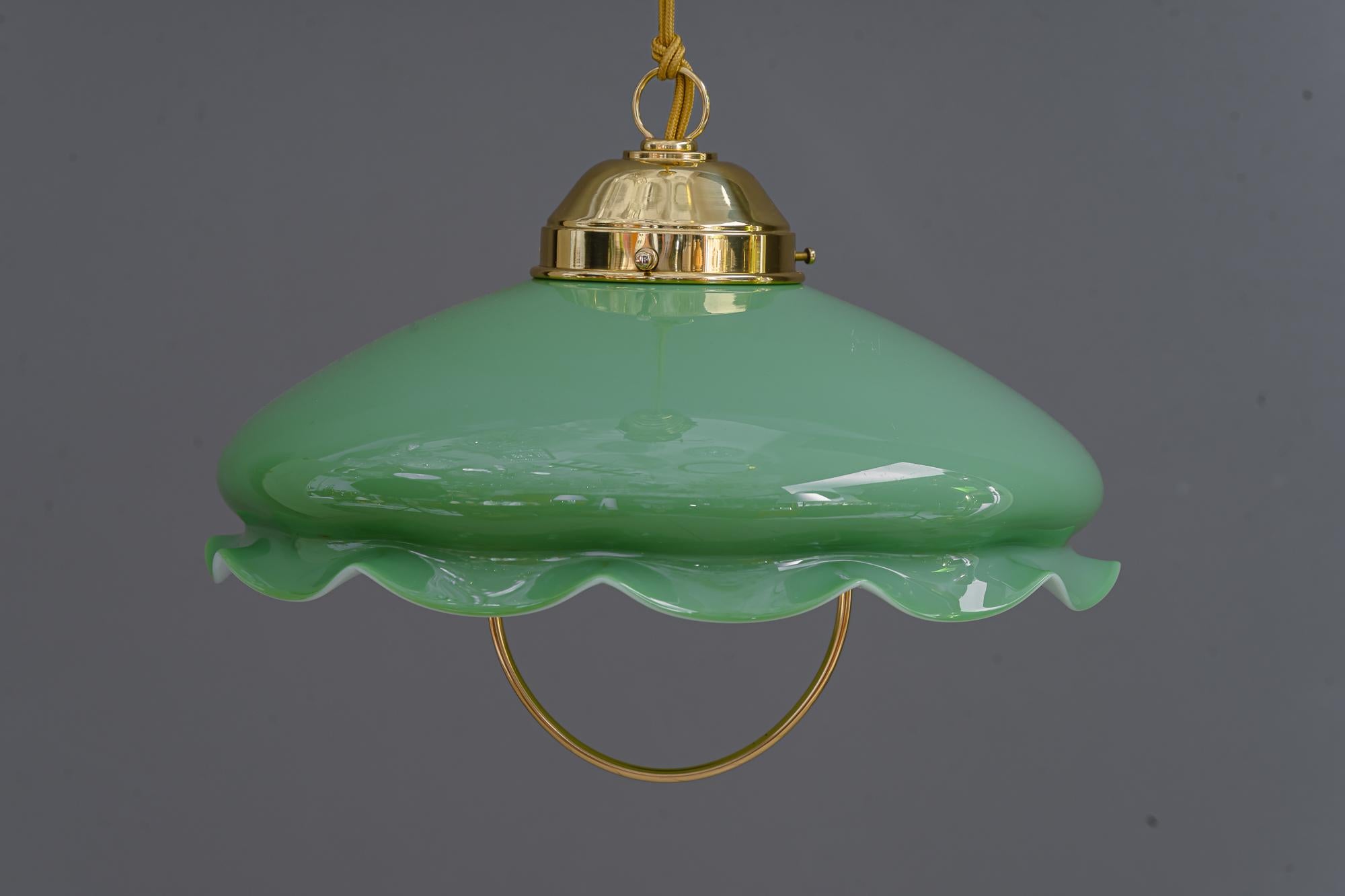 Adjustable art deco pendant vienna with original opal glass shade 1920s In condizioni buone in vendita a Wien, AT