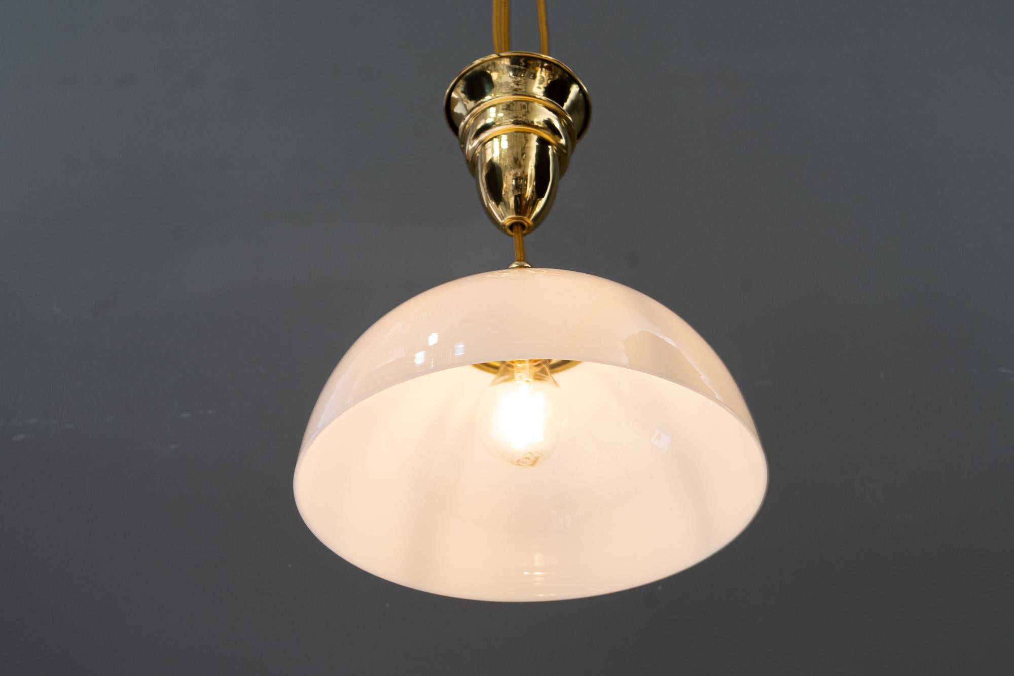Pendente Art Deco regolabile con paralume in vetro opalino di Vienna, intorno agli anni '20 in vendita 7