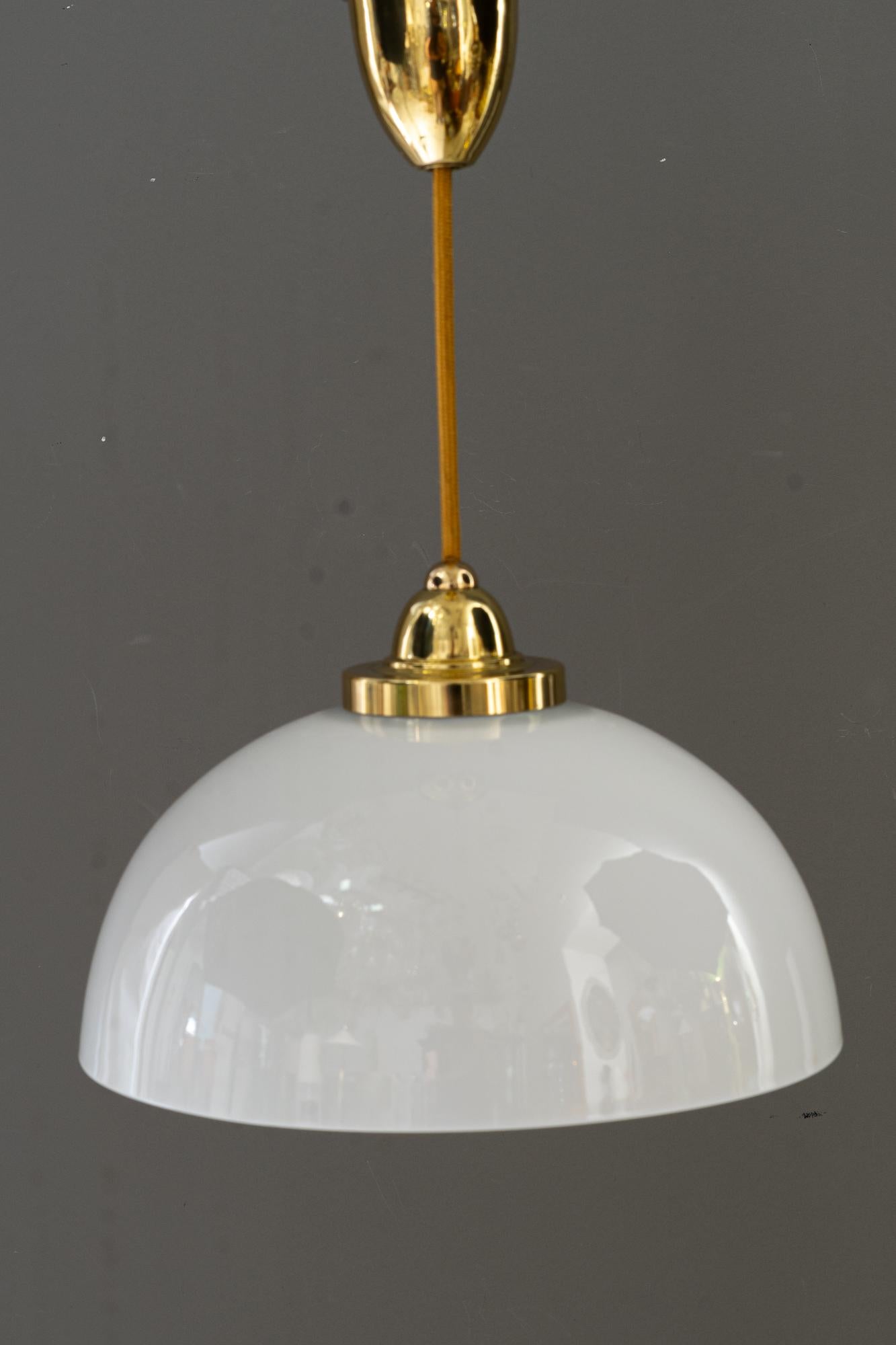 Pendente Art Deco regolabile con paralume in vetro opalino di Vienna, intorno agli anni '20
Ottone lucidato e smaltato a fuoco
Paralume in vetro opalino
L'altezza è regolabile da 90 cm a 177 cm.
La posizione centrale è di 113 cm
Possiamo modificare