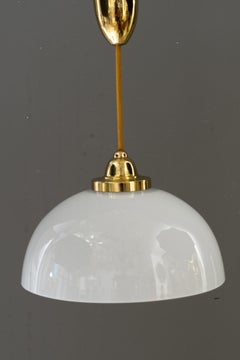 Pendente Art Deco regolabile con paralume in vetro opalino di Vienna, intorno agli anni '20