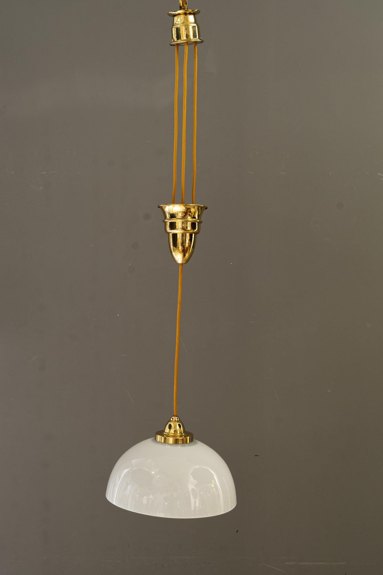 Ottone Pendente Art Deco regolabile con paralume in vetro opalino di Vienna, intorno agli anni '20 in vendita