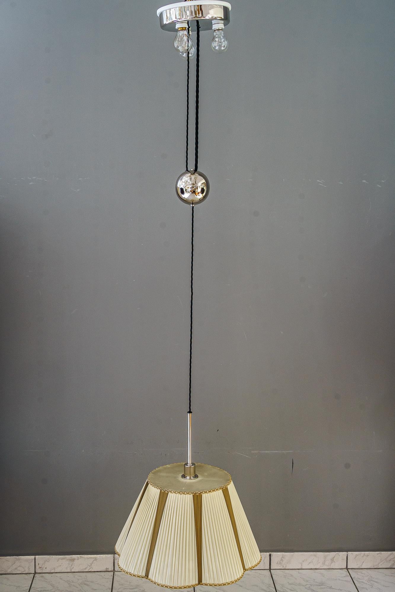 Ciondolo regolabile in stile art deco con paralume originale in tessuto, Vienna, 1920 circa
Regolabile da 136 cm a 225 cm