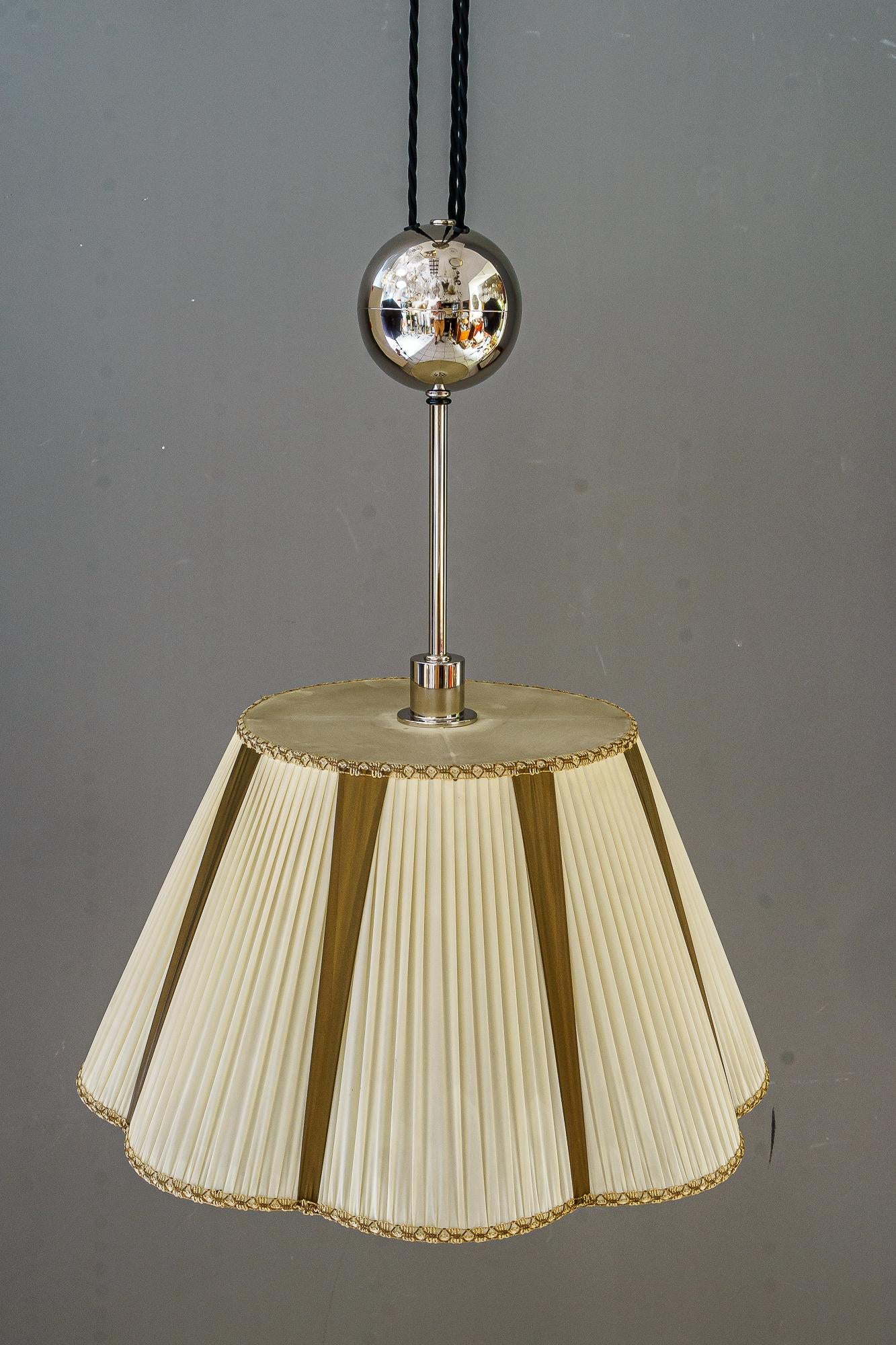 Inizio XX secolo Ciondolo regolabile in stile art deco con paralume originale in tessuto, Vienna, 1920 circa in vendita